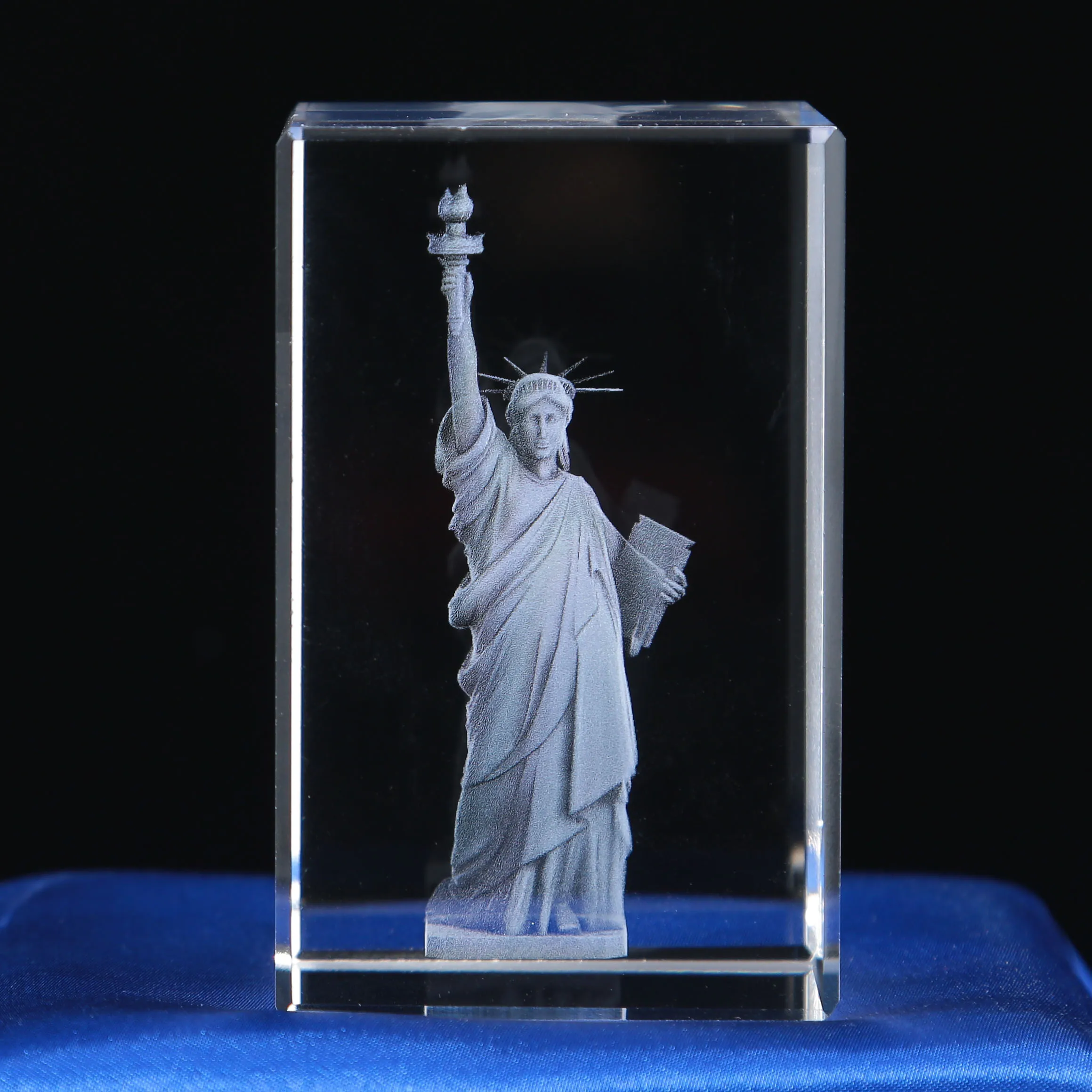 Wholesale Small 3D Laser Engraved Glass Crystal Tourism Gifts Souvenir USA America Famous Building Statue of Liberty Carved manufacture