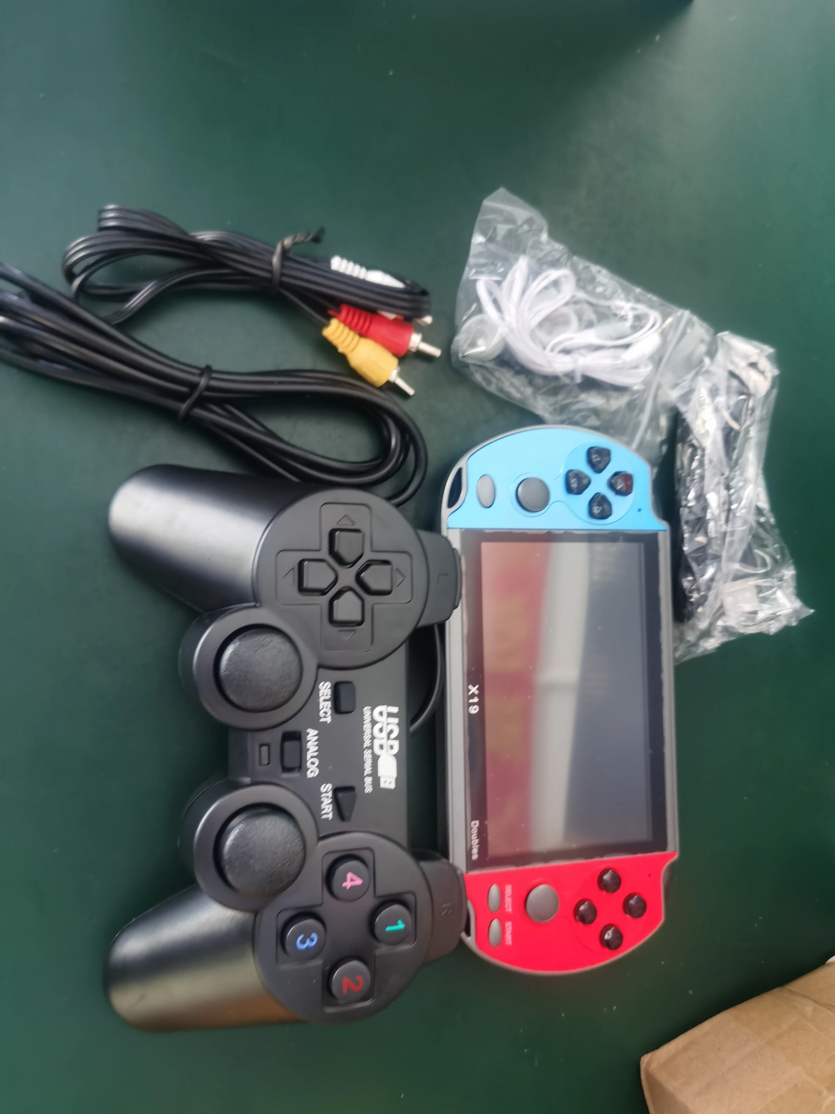 X19 Plus Game Console Handheld Game Player Builtin 2000 Games Av