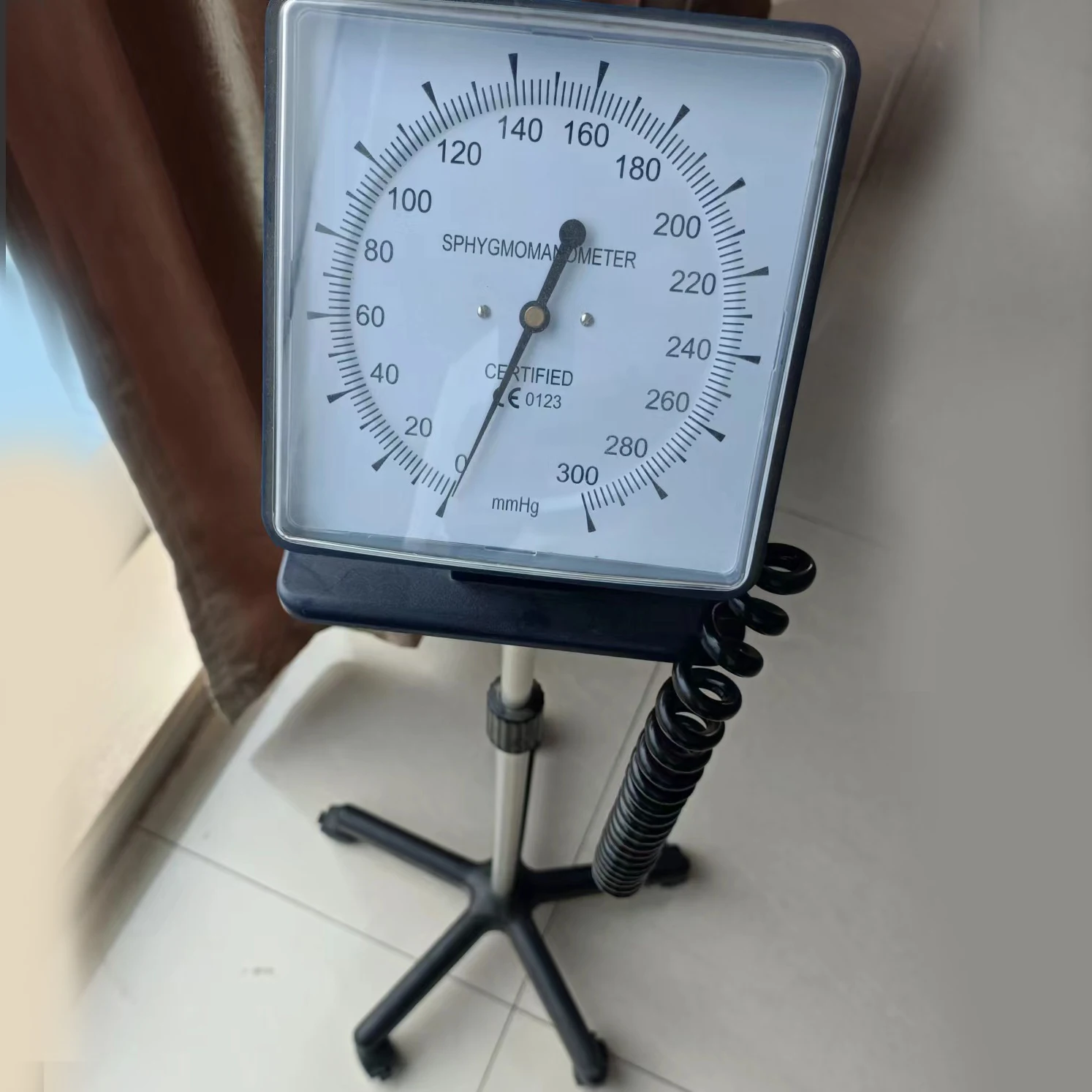 Wall Mounted Sphygmomanometer Ambulance Hospital Desk Sphygmomanometer