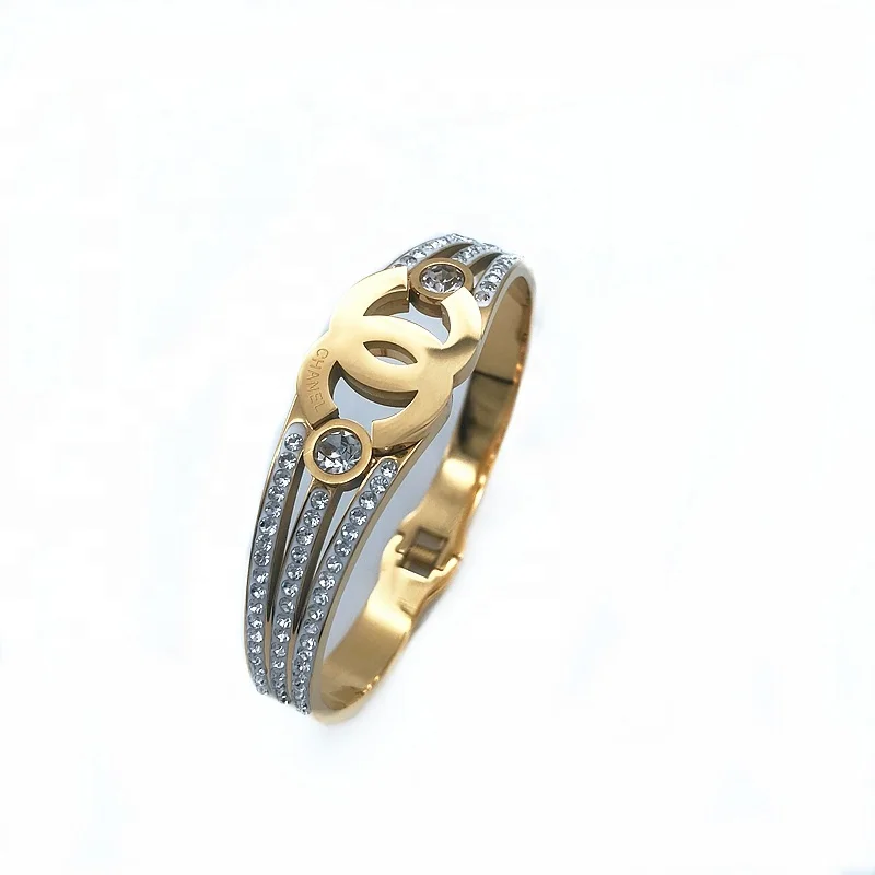 

An exaggerated gold bracelet for a grown woman, Golden primary colors