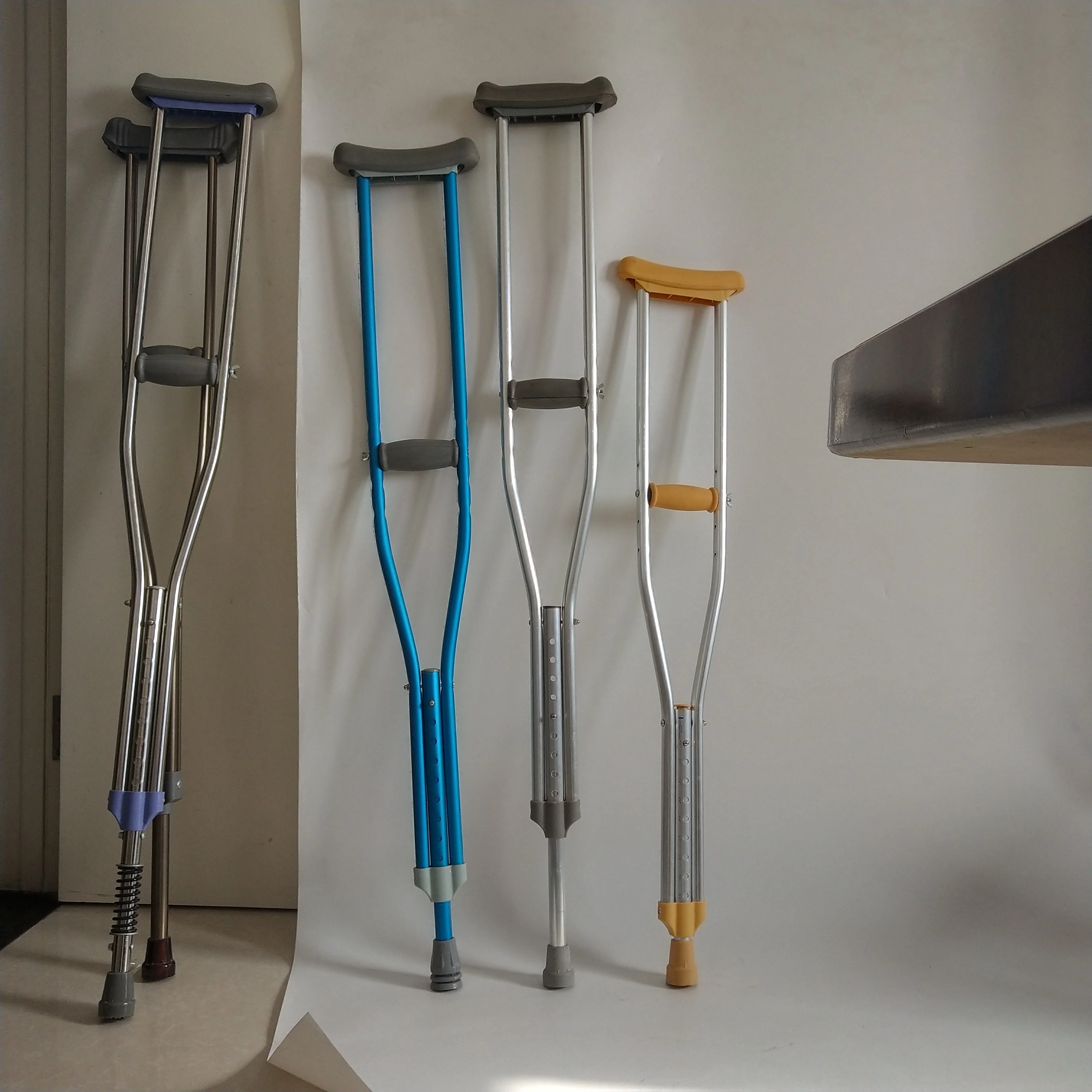 eller serbest koltuk degnegi push dugmesi aluminyum degnekleri buy eller serbest koltuk degnegi degnekleri yuruyuse kopekler yaslilar kamisi product on alibaba com