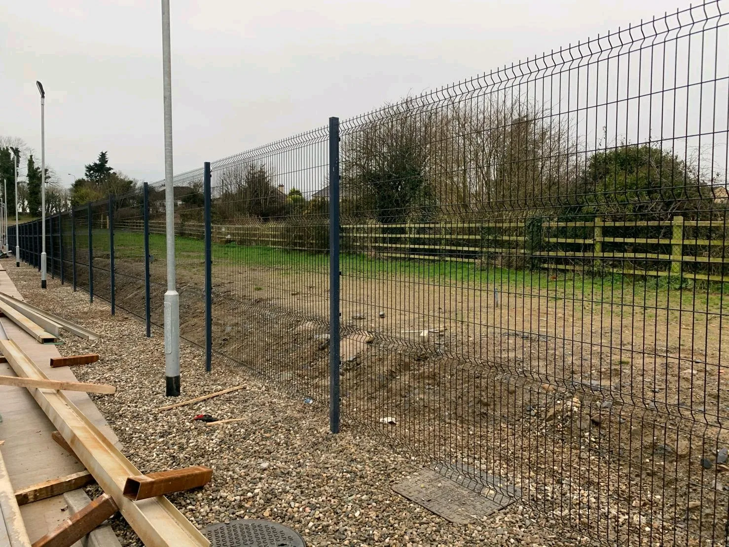 laatste bedrijfsnieuws over Hoog - het kwaliteitspoeder bedekte de gelaste omheining van het draadnetwerk met een laag  4