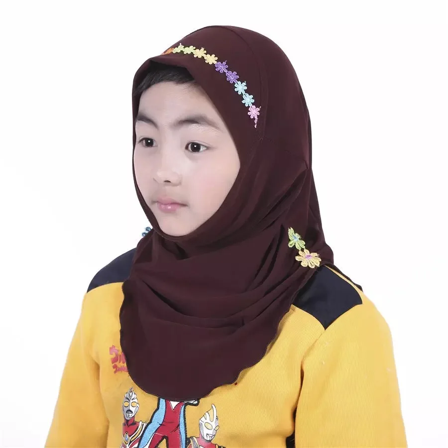 美丽的穆斯林儿童头巾与五颜六色的花卉即时一件伊斯兰儿童女孩头巾