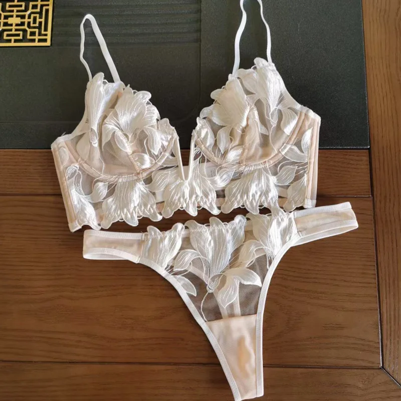 Ultra-Thin Large Chest Women's Bra Set Adjustable Deep V Sexy Embroidered Lace Underwear Includes Bikini Panties-European