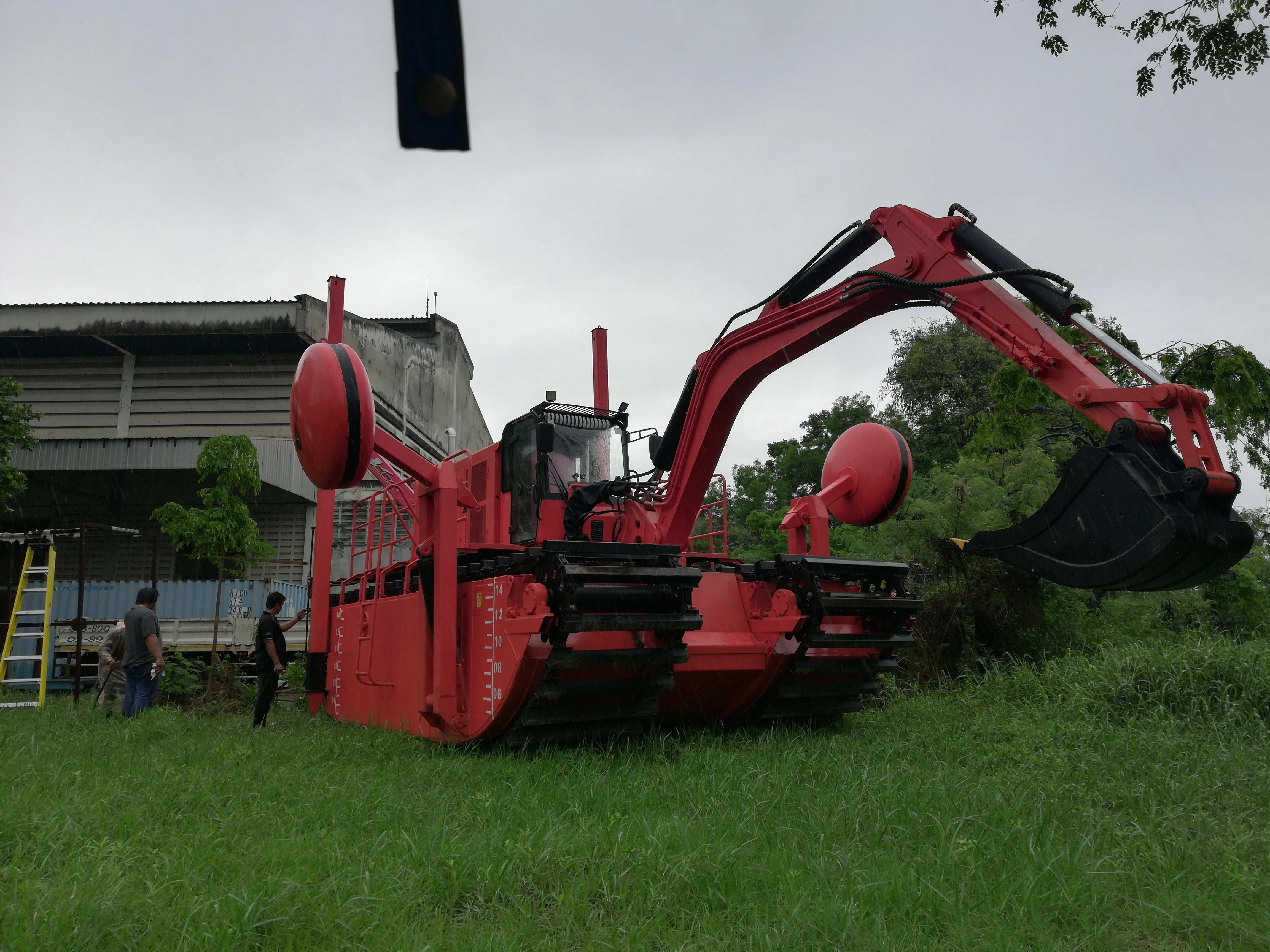 multi function amphibious excavator dredger with crawler