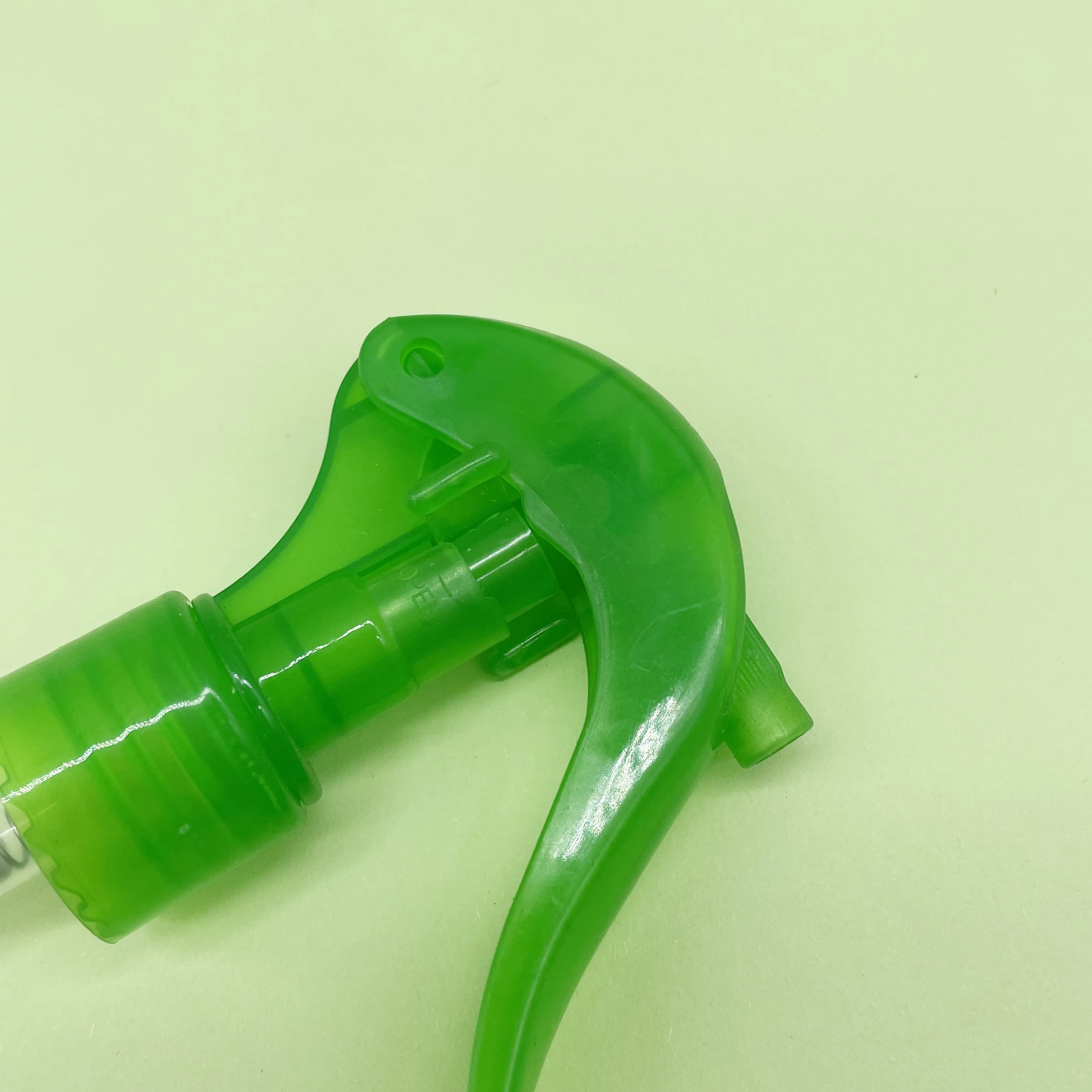 product wholesale 18mm translucent green plastic mini trigger sprayer pump left right lock smooth collar mini trigger sprayer pump-26