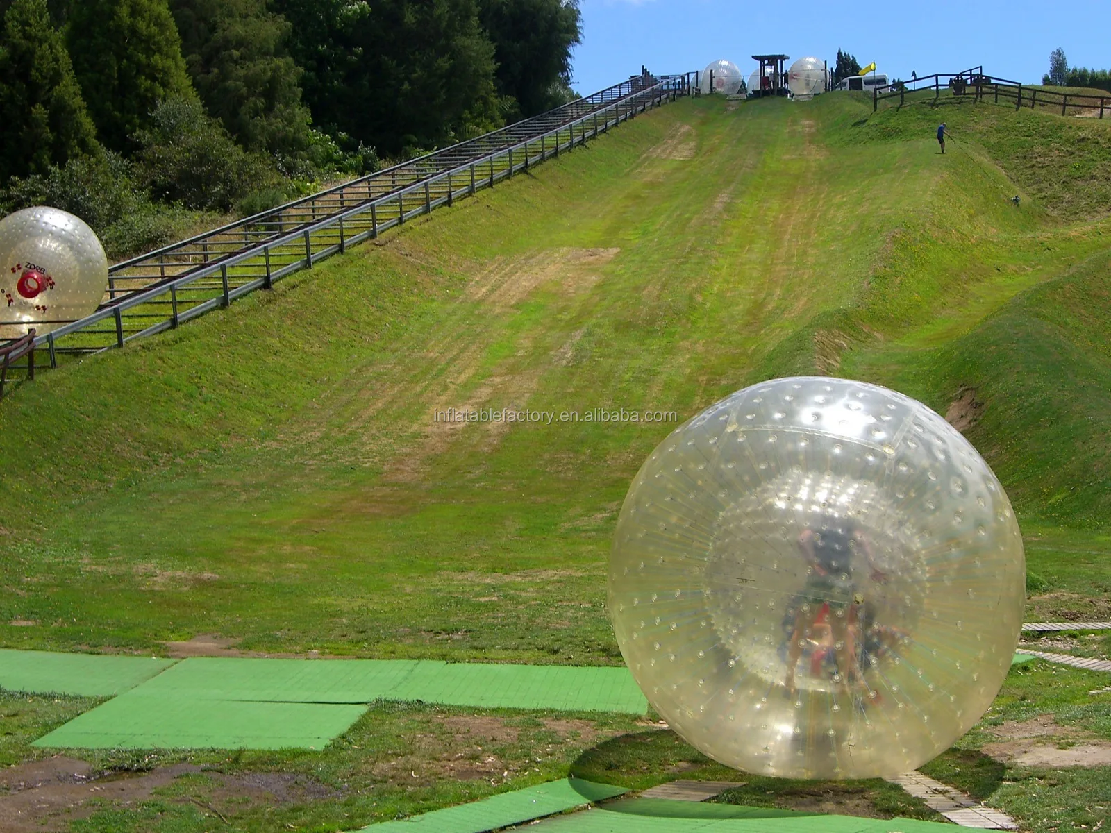 Катание шаров по полу. Зорбинг новая Зеландия. Зорб мяч. Зорб шар аттракцион. Зорб двухметный.