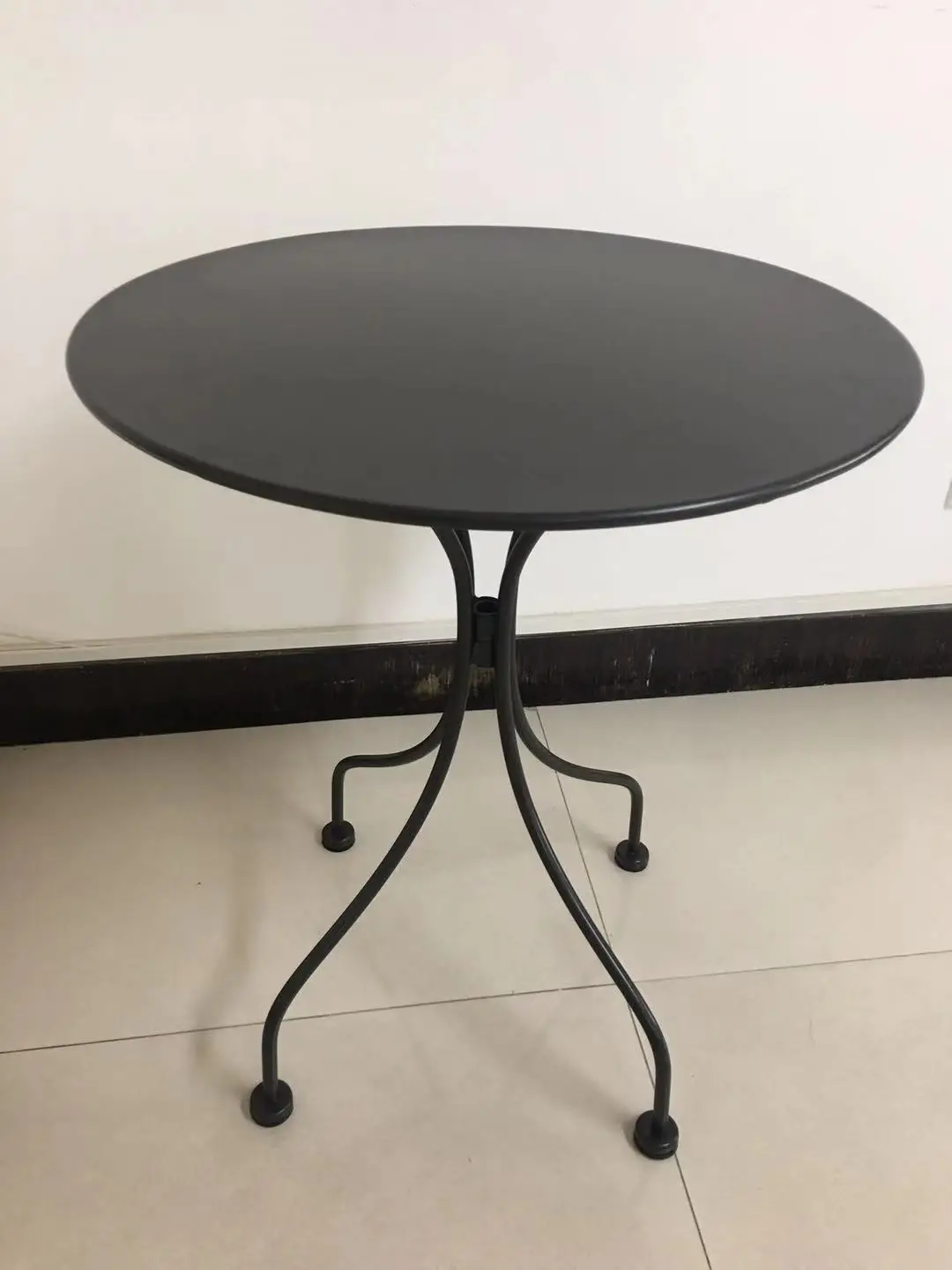 金属钢铁丝圆黑色桌子/户外小酒馆桌与钢腿