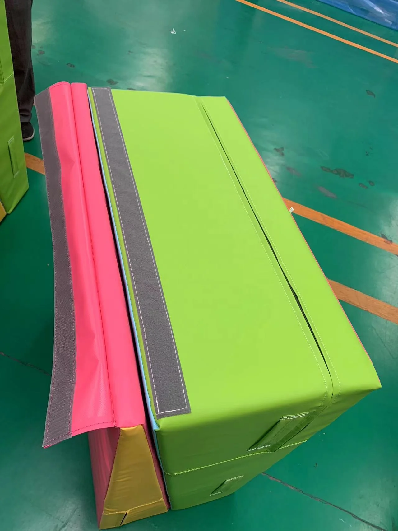 product folding triangular incline cheese mat for sports  entertainment use-2