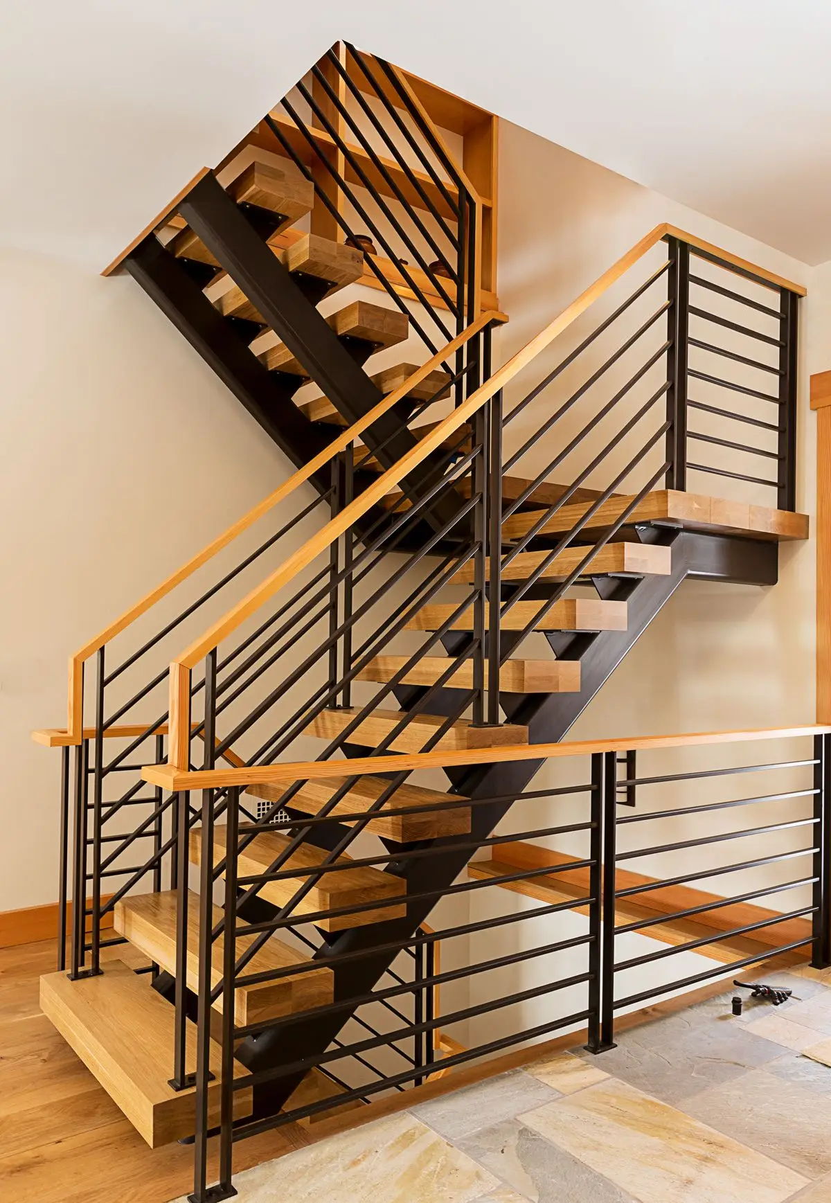 现代设计不锈钢楼梯木材直楼梯房子