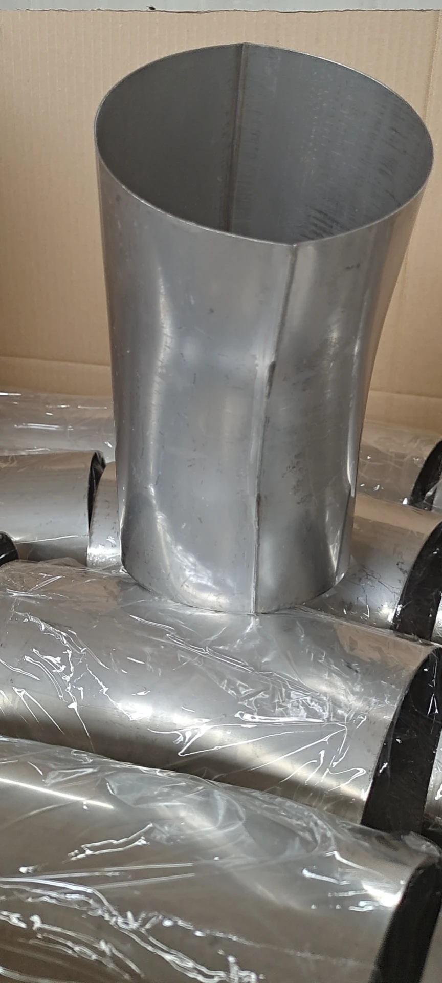Spiral pressed bends with gasket for ventilation duct system