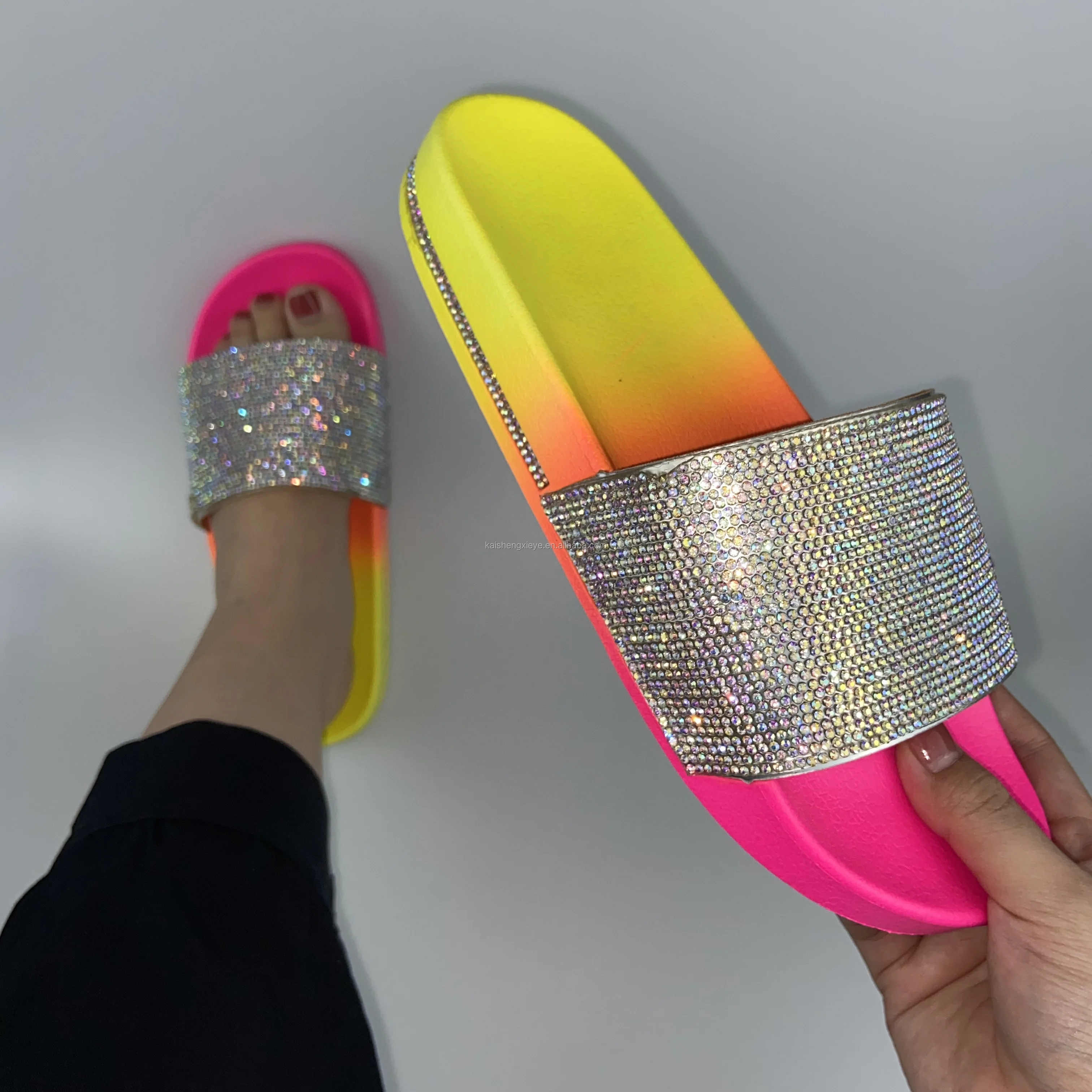 时尚女性拖鞋海滩彩虹水钻平底拖鞋拖鞋女士与彩色钻石领带染料凉鞋为