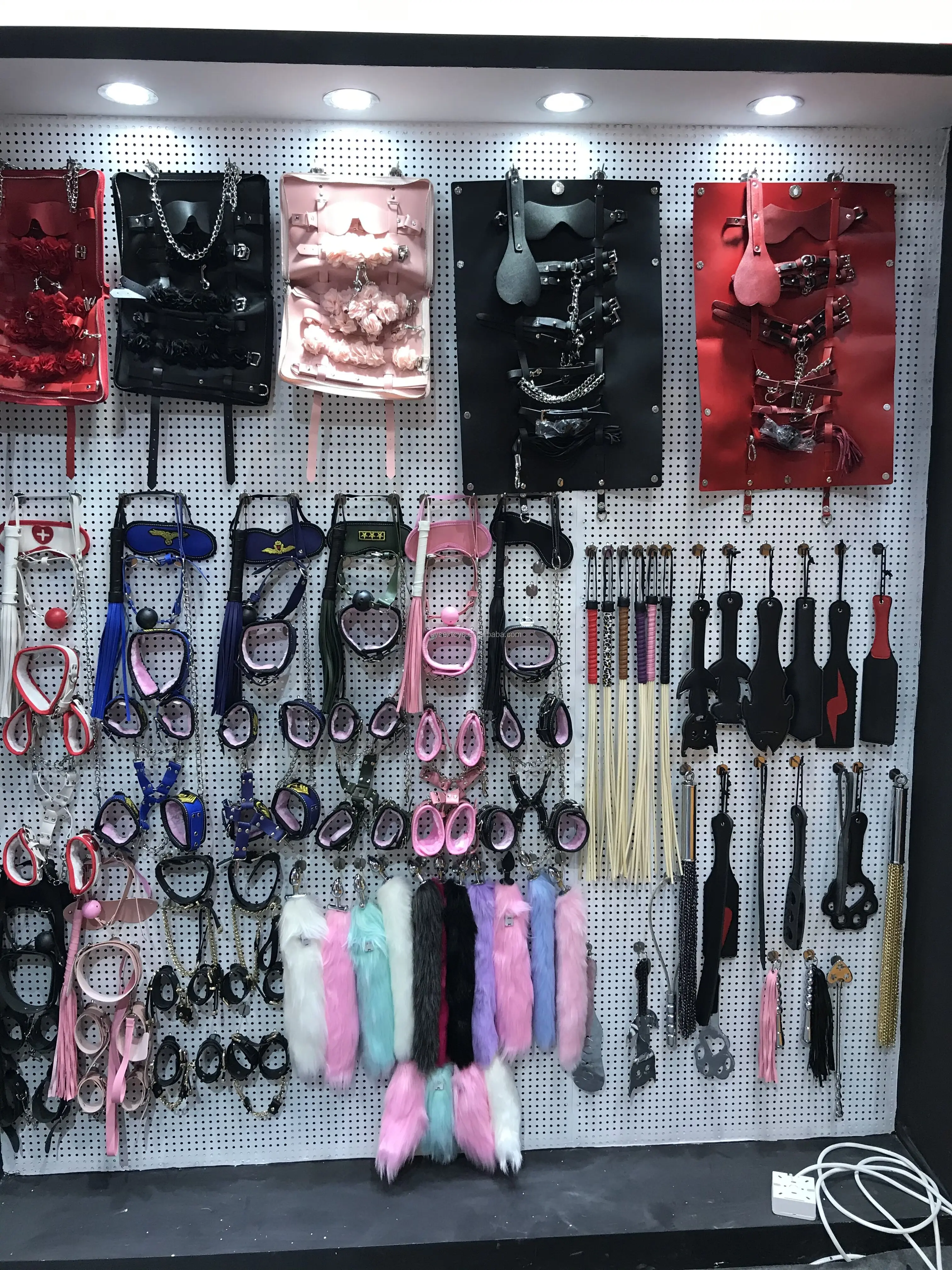 成人游戏皮革色情 bdsm 性包捆绑手铐性游戏鞭子 gag 乳头夹 sm bdsm