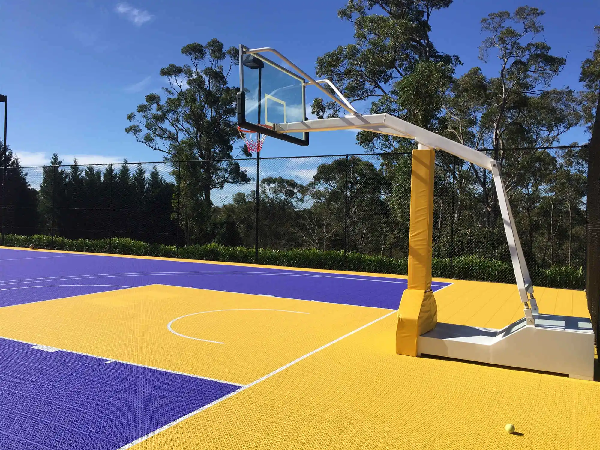 Outdoor basketball. Стойка баскетбольная уличная. Уличная баскетбольная площадка. Стеклянная баскетбольная площадка. Баскетбольное поле.