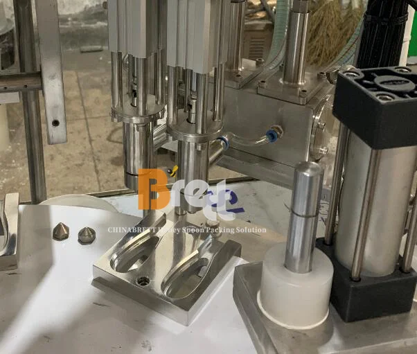 प्लास्टिक पीपी शहद चम्मच मैनुअल सीलिंग मशीन पैकिंग मशीन 16