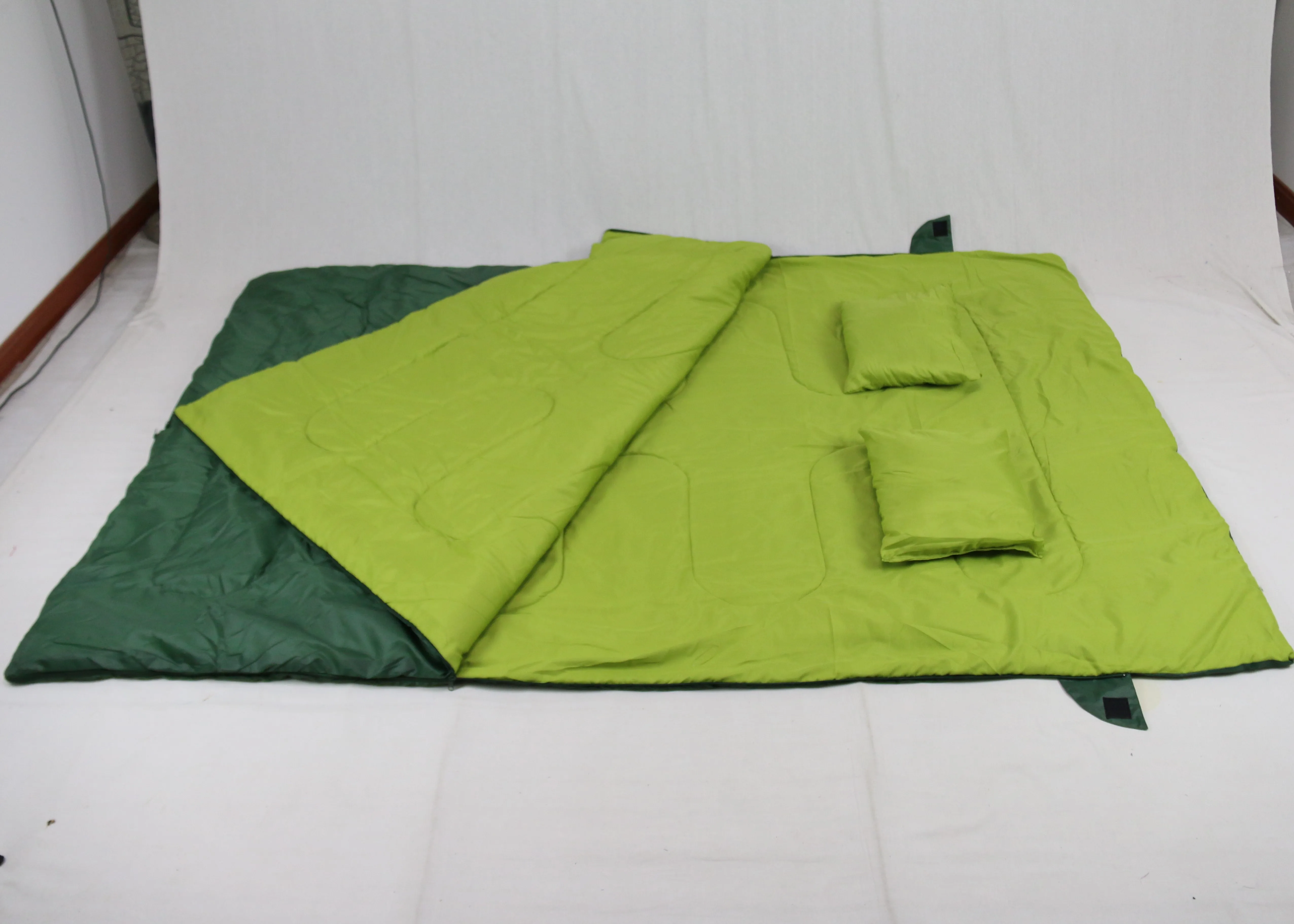 成人绿色防水聚酯双睡袋