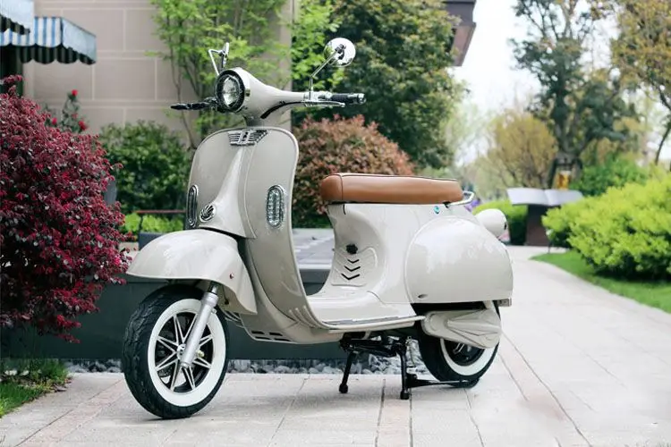 Итальянский мопед Vespa 2020 фиолетовая