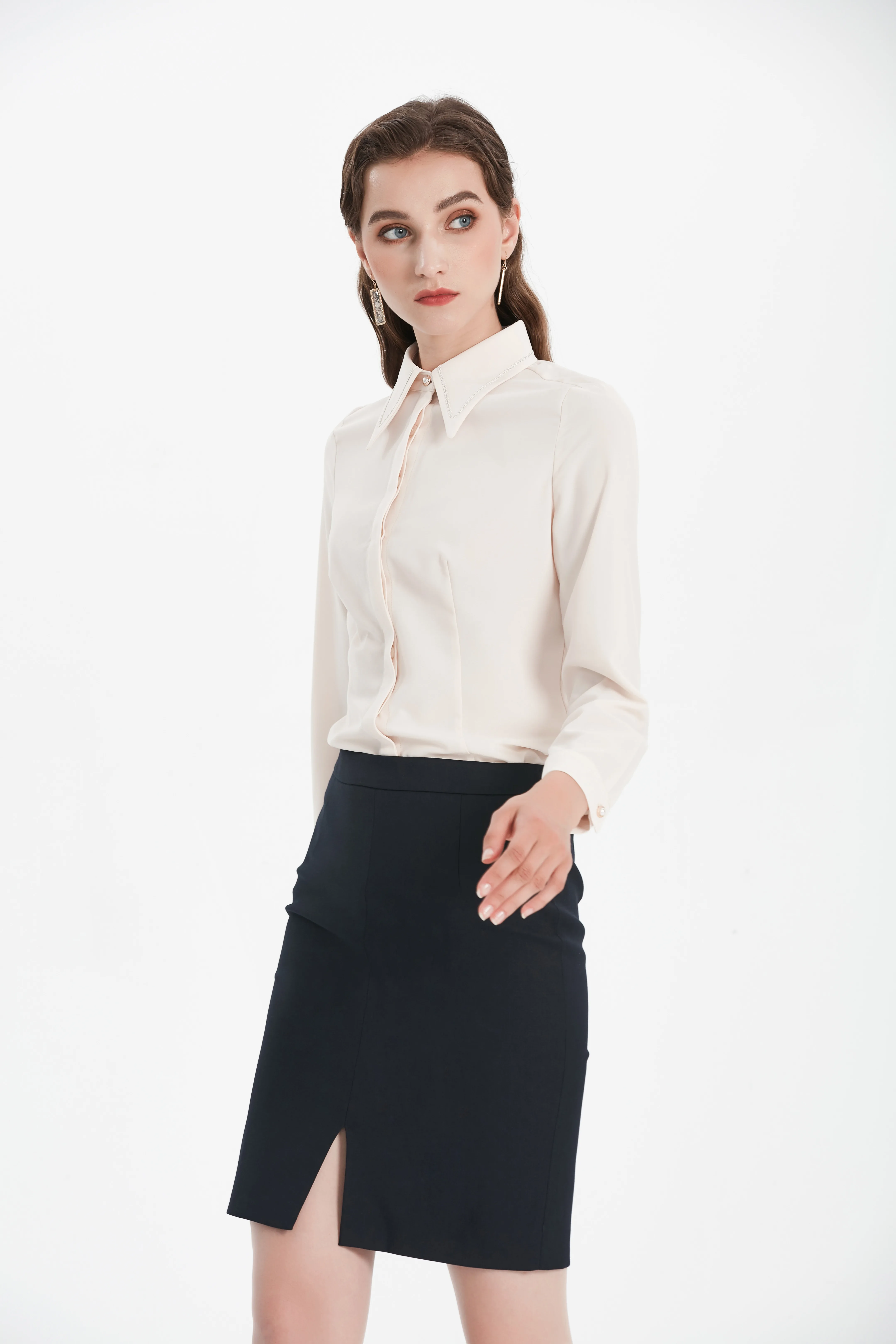 春秋薄款时尚气质领口刺绣设计精致珍珠纽扣老兵翻领米