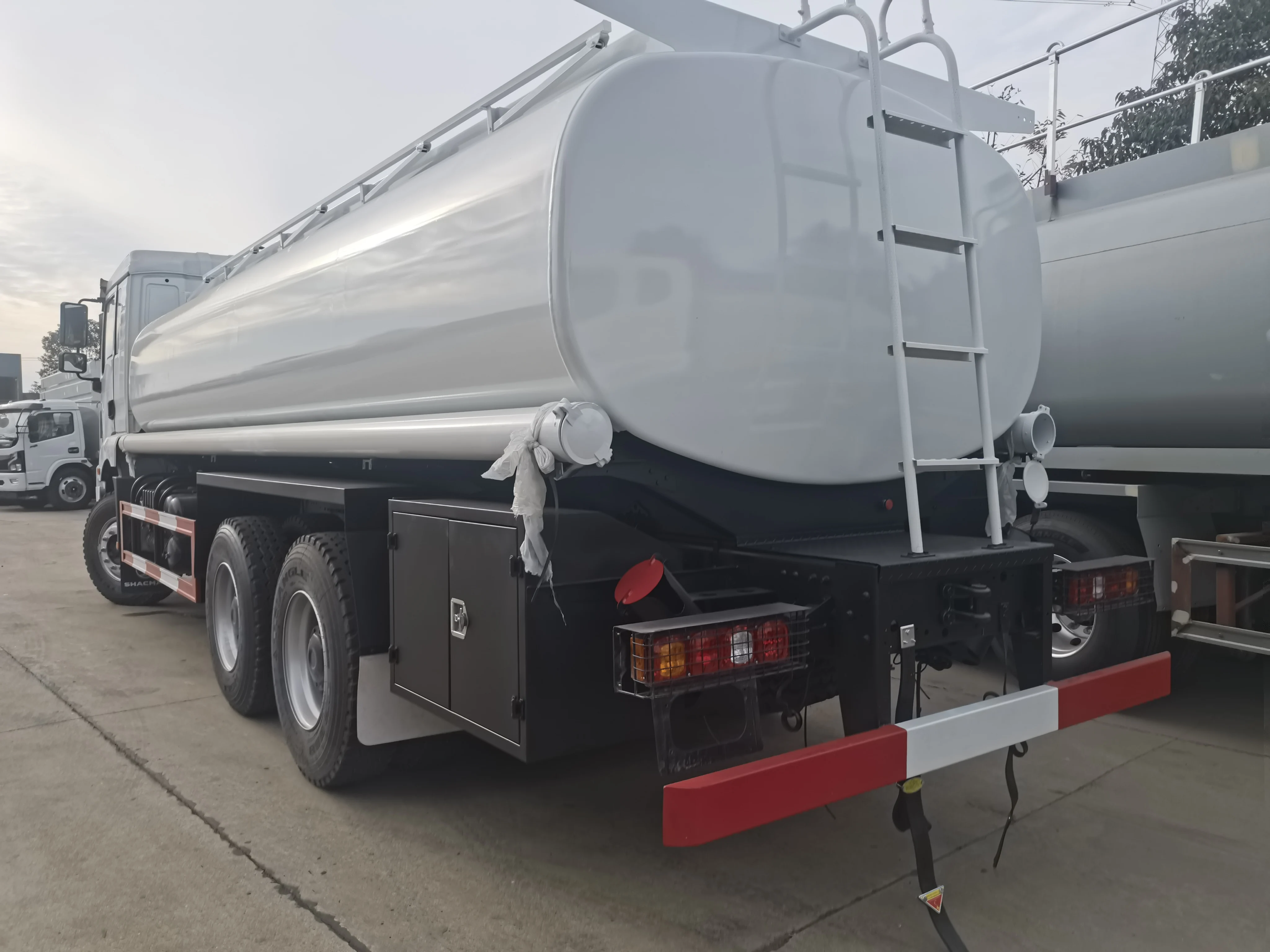 Gasoline Giants: Unveiling Tanker Truck Fuel Capacity - k52r48n