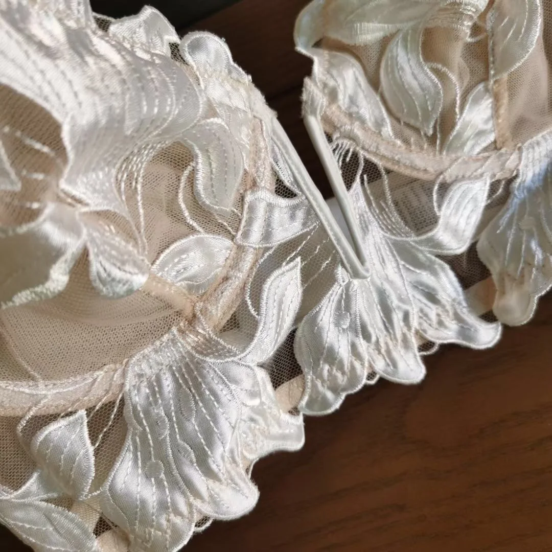 Ultra-Thin Large Chest Women's Bra Set Adjustable Deep V Sexy Embroidered Lace Underwear Includes Bikini Panties-European
