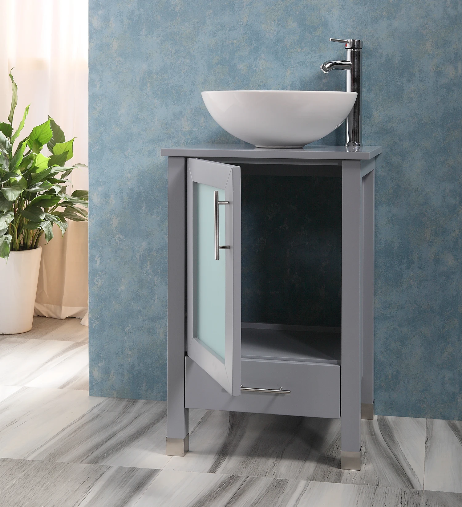 现成的浴室洗手盆组合与白色陶瓷容器水槽