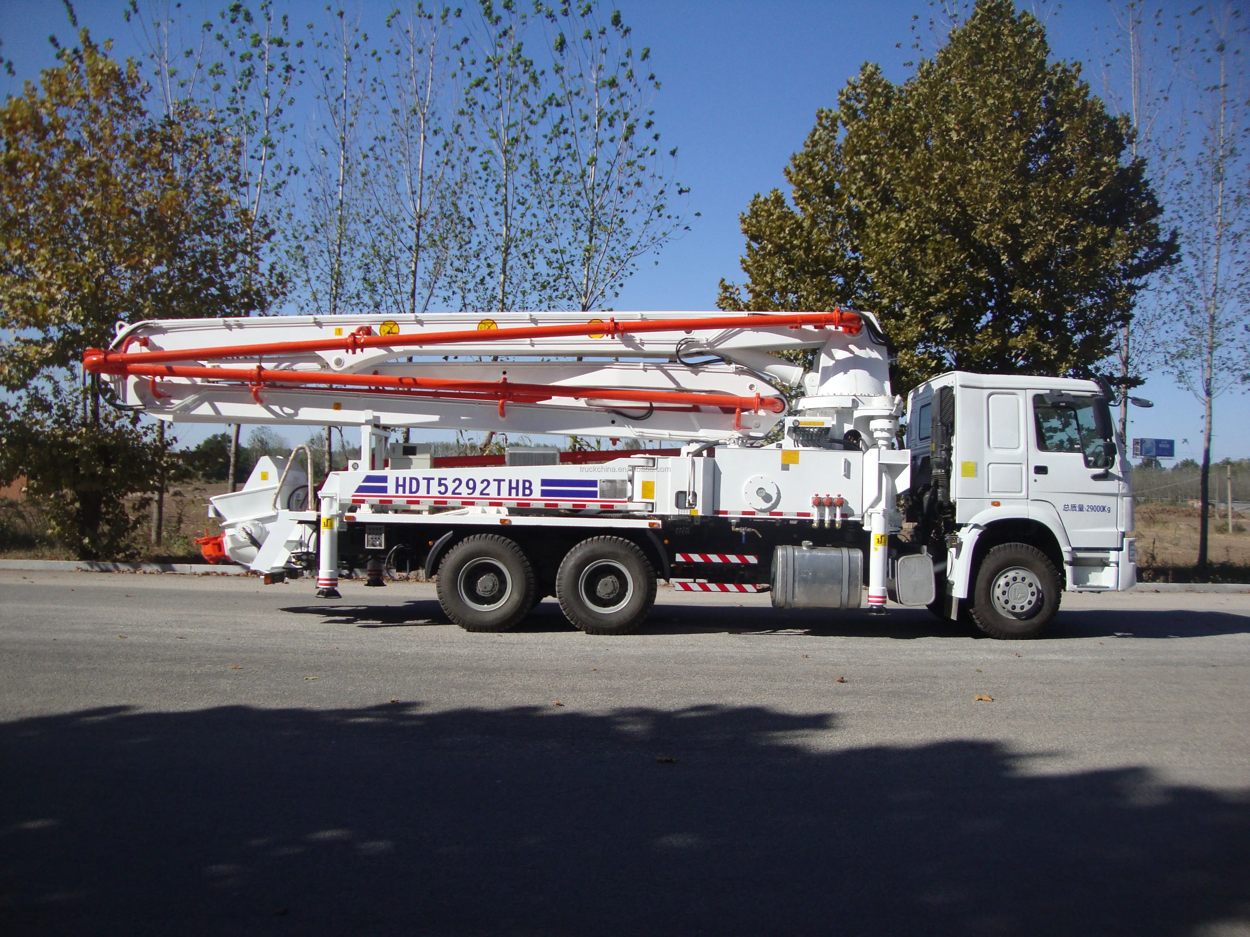 中国供应商宏达 33 米车载式泵混凝土运输车出售