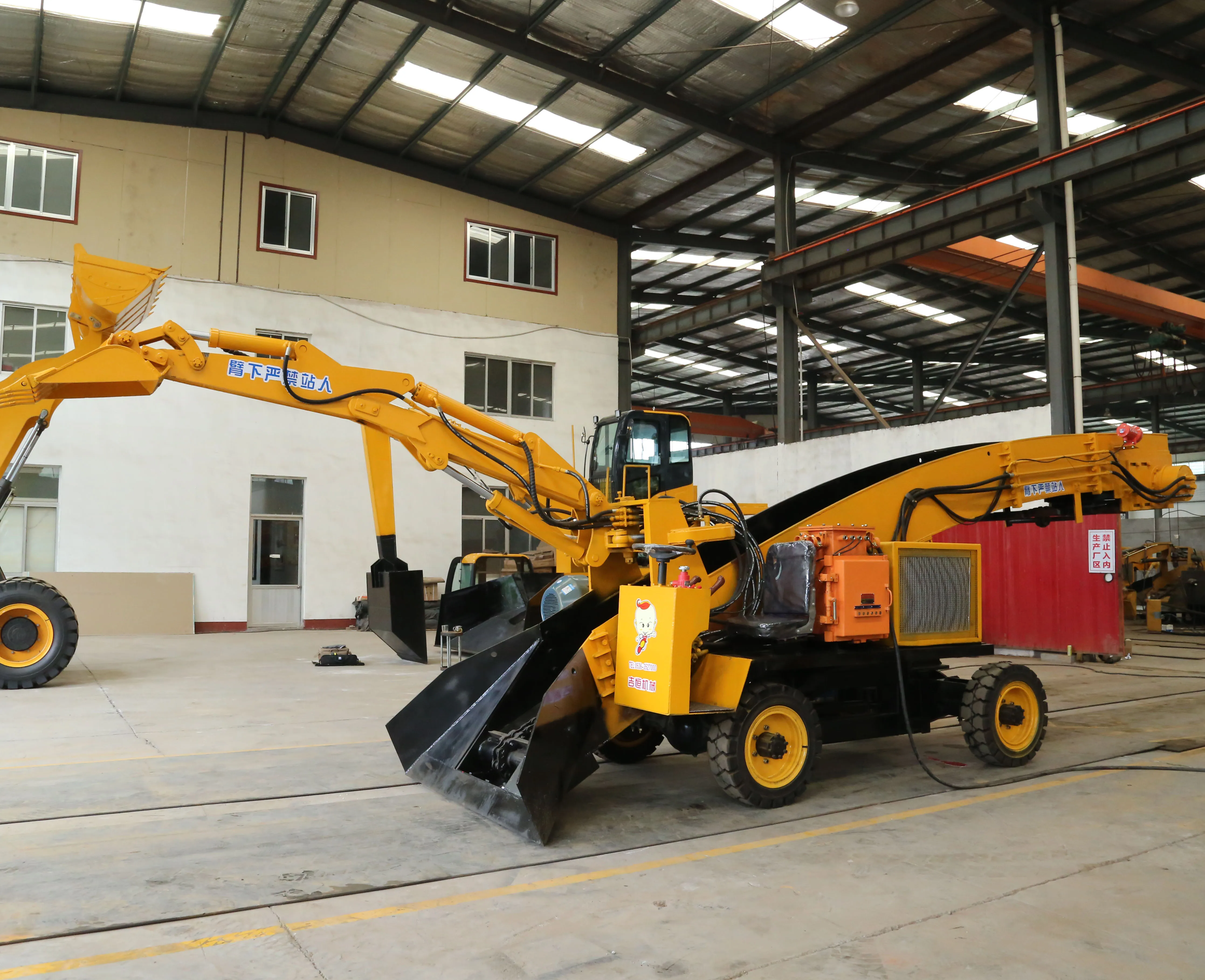 矿山机械轮式挖掘机隧道挖掘机与滚筒电动输送机