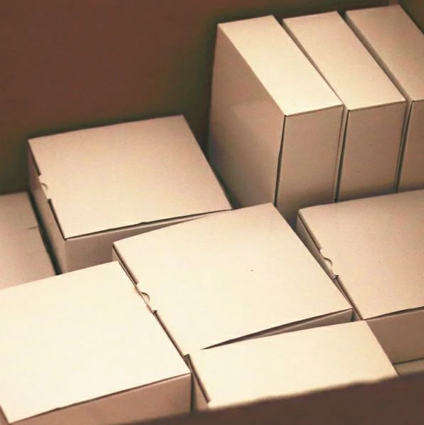 Плотный куб. Картонные коробки. Коробки картонные упаковочные. Картон коробки. Коробка упаковочная картонная.