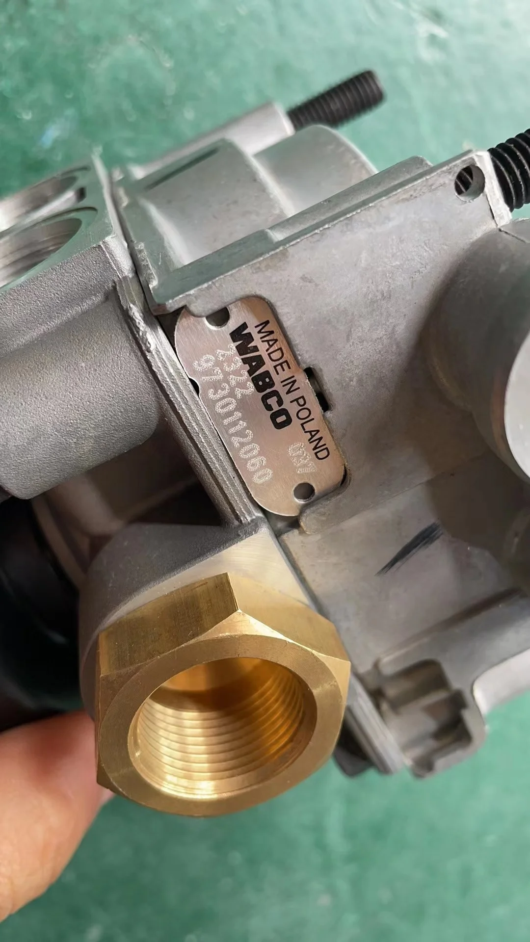 Original Wabco 9730112060 5010260705 1518270 25328737relay Valve Kamaz