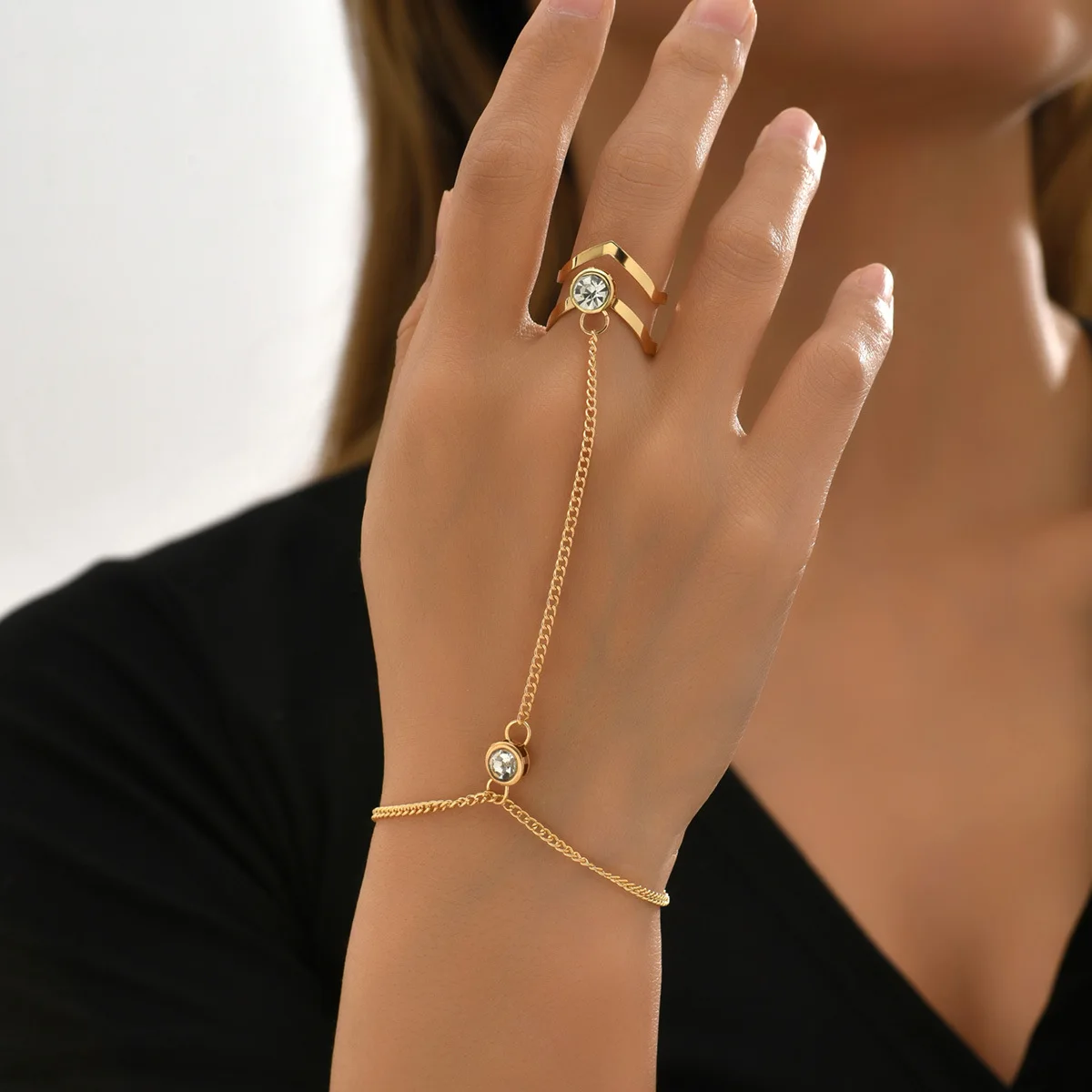 Alloy One-Piece Chain Set with Vintage Rhinestone Hollow Geometric Arrow Ring Fashionable Trendy Exaggerated Finger Chain