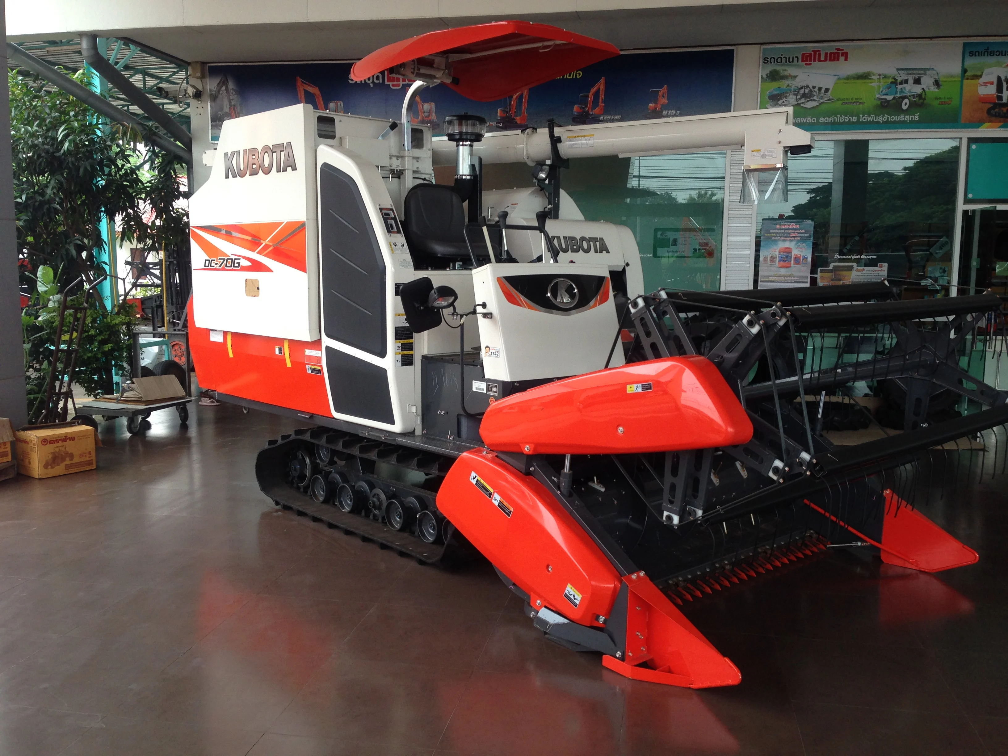 used big grain tank kubota dc70 combine harvester for farm