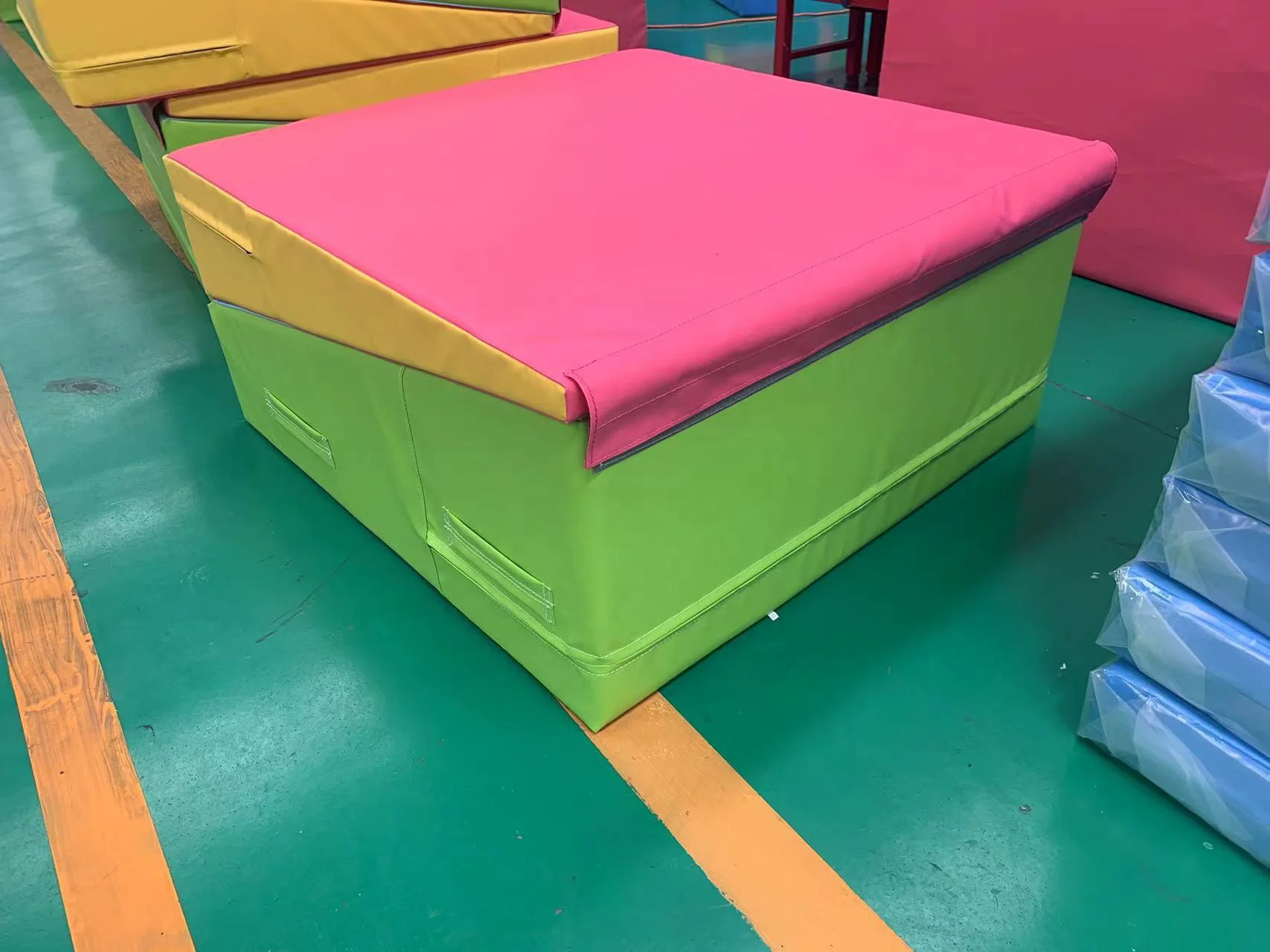 product folding triangular incline cheese mat for sports  entertainment use-4