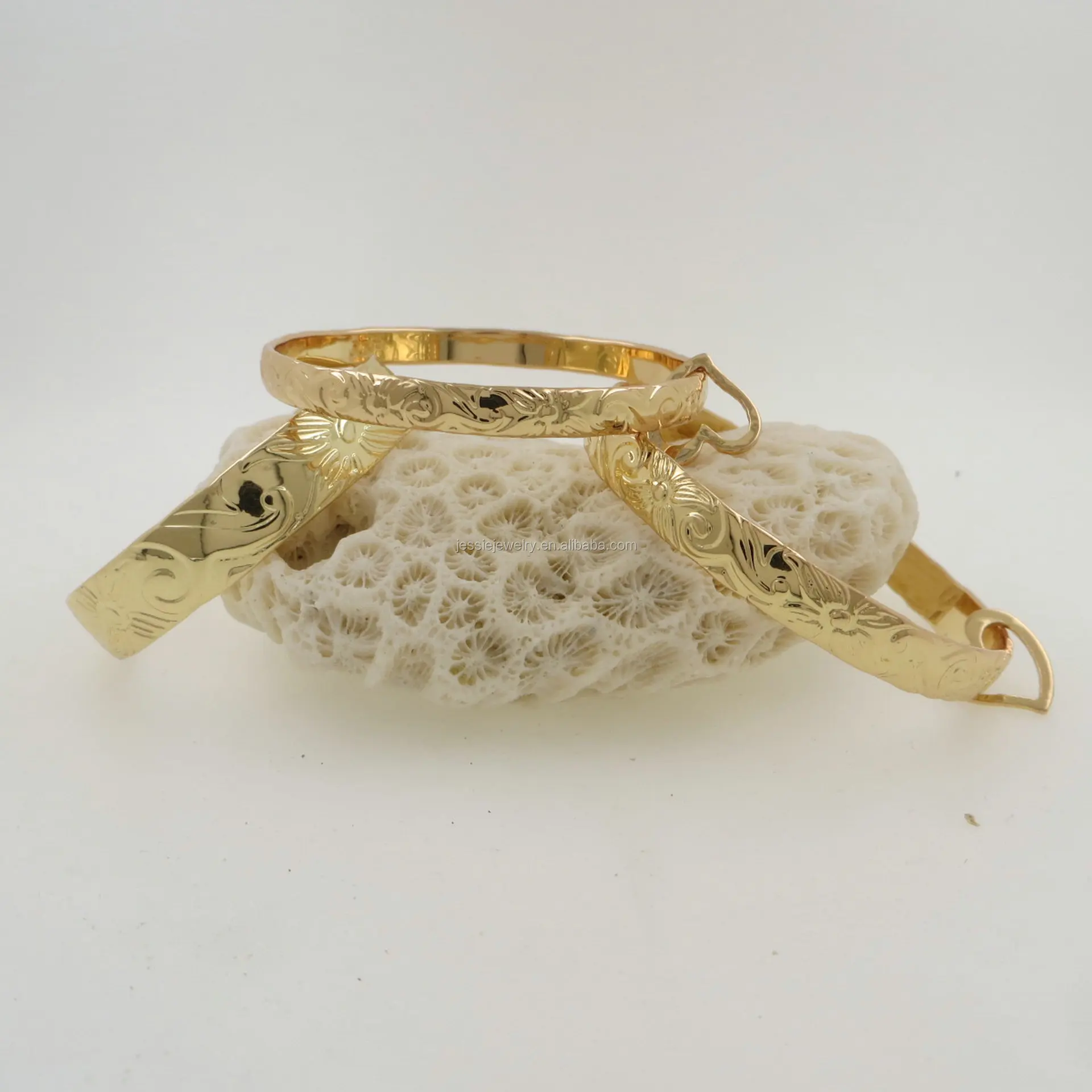 H550 Gold Hawaiian Bangle Bracelet Traditional Heirloom Plumeria Wave