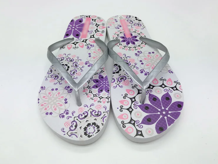 2024 Custom and Wholesale Summer Flip Flops Colorful Women Slipper PVC Upper and Rubber Outsloe Material