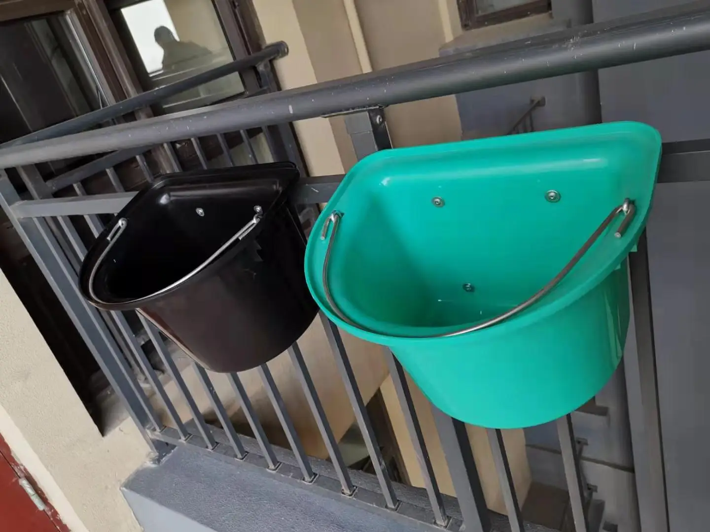 Plastic Bucket Pail Water Feeder Horse Animal 12l Barn Stable Heavy