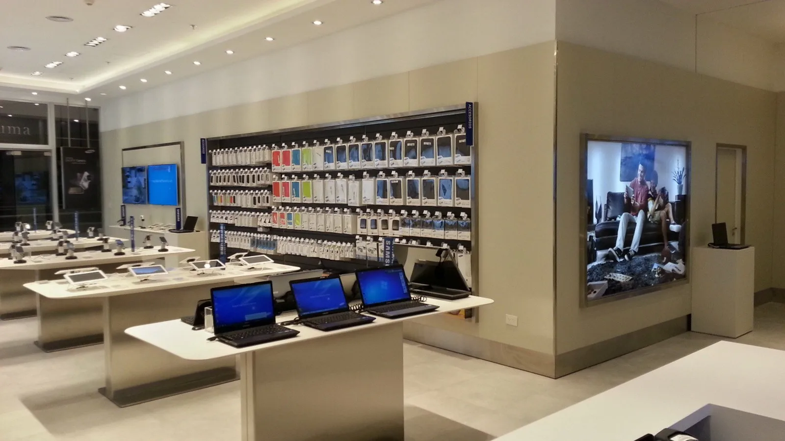 笔记本显示表 | 笔记本电脑商店室内设计 | 手机展示