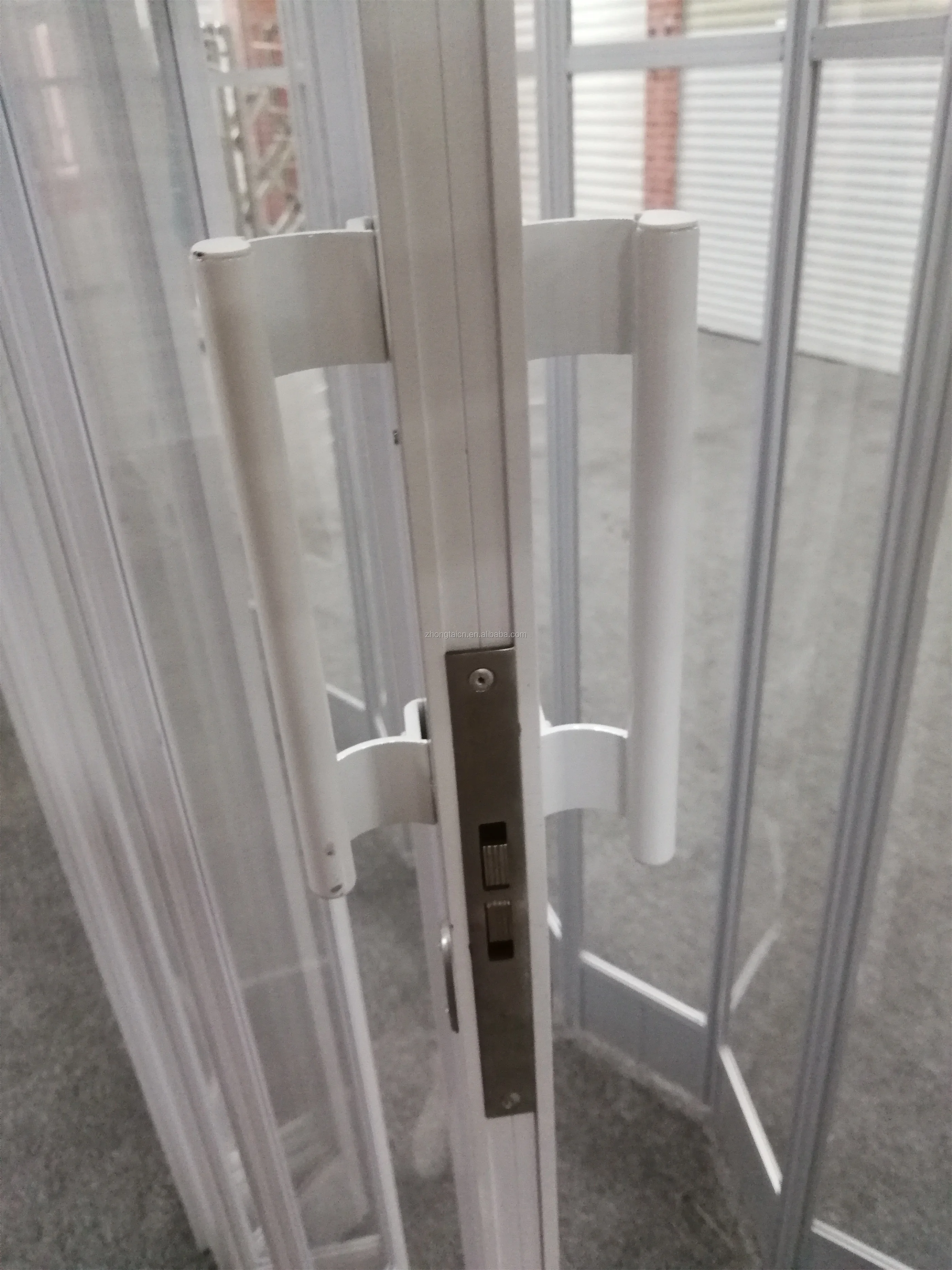 120mm Width Of The PC Slat Size 6000mmW*3000mmH 24 Hours Display Transparent Polycarbonate Folding Door