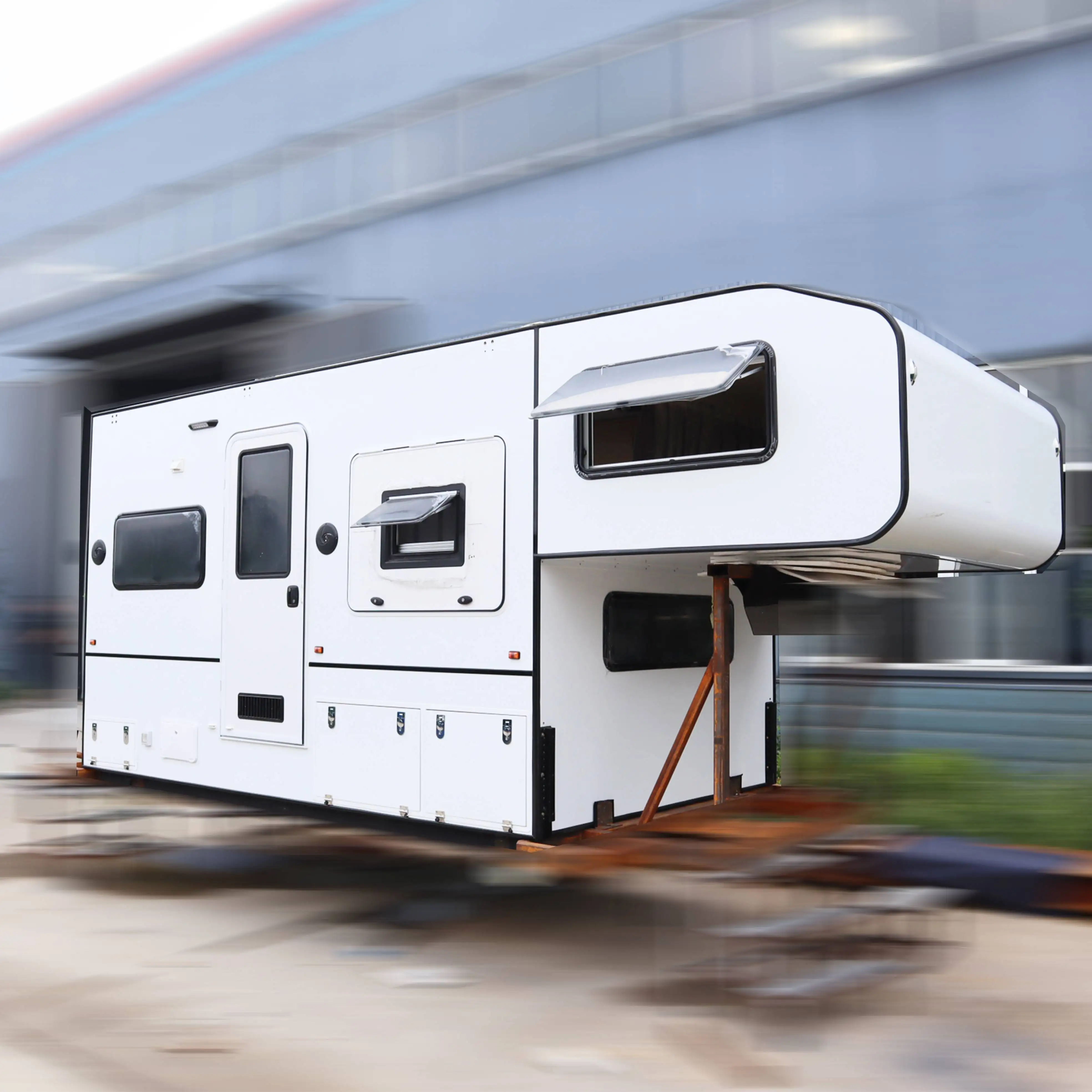 滑出式卡车露营车与滑出厨房和内部厕所的皮卡