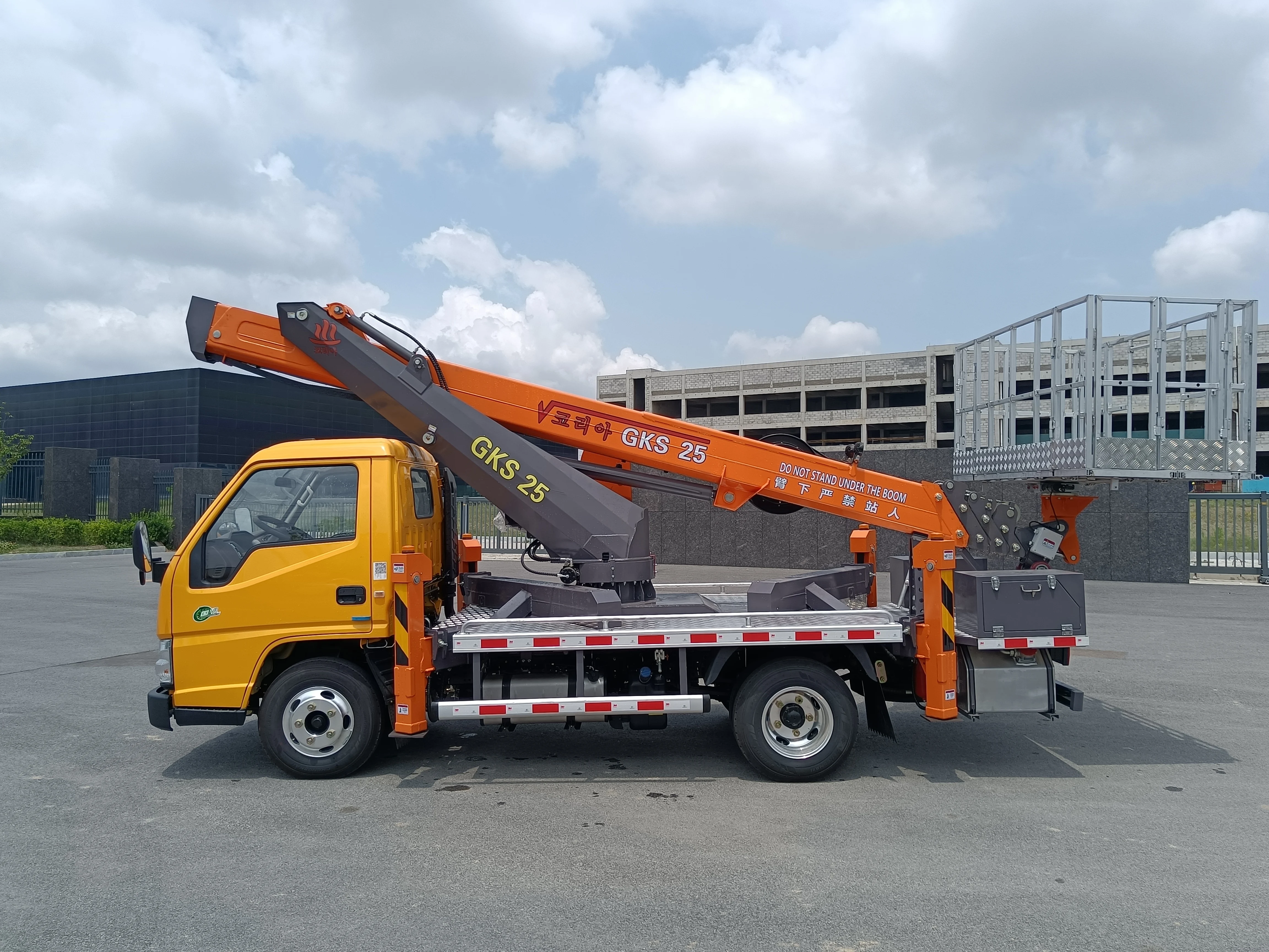 High Quality Curved Arm Aerial Work Vehicle Municipal Trailer Lifting ...