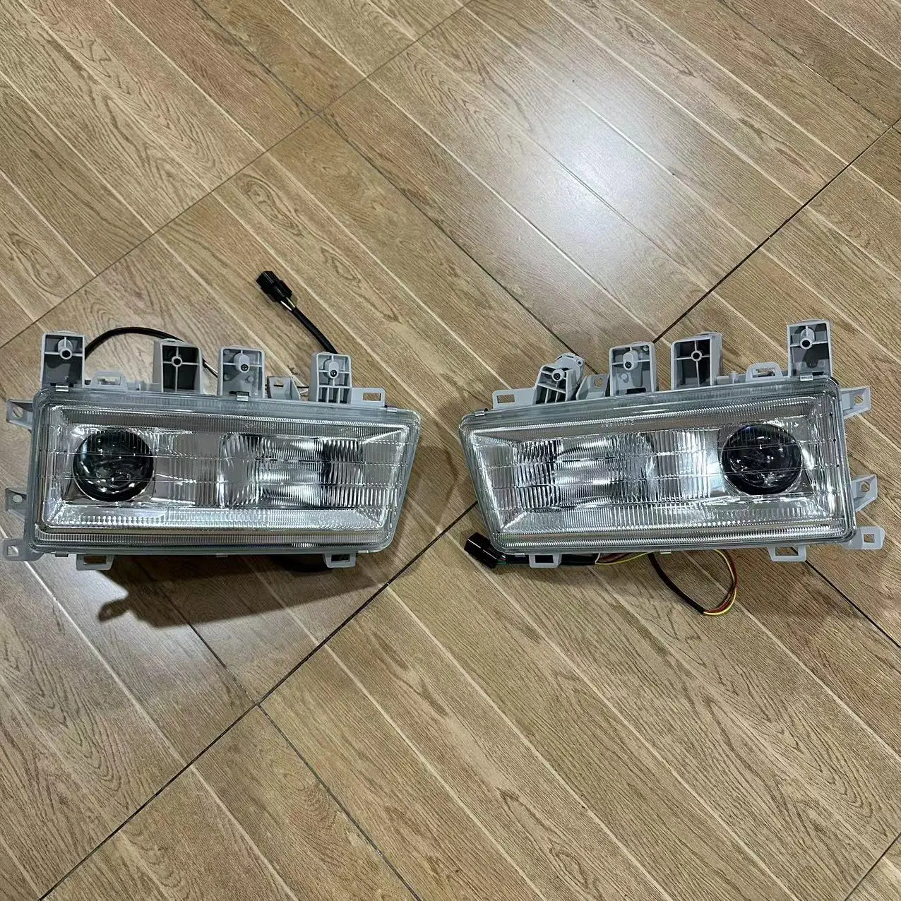 Factory Price High Quality Head Lamp Forjapanese Truck MITSUBISH  FUSO F380/FP510 details