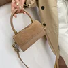 /product-detail/2019-new-fashion-crocodile-pattern-handbags-for-women-simple-solid-color-shoulder-slung-small-square-bag-62306681324.html