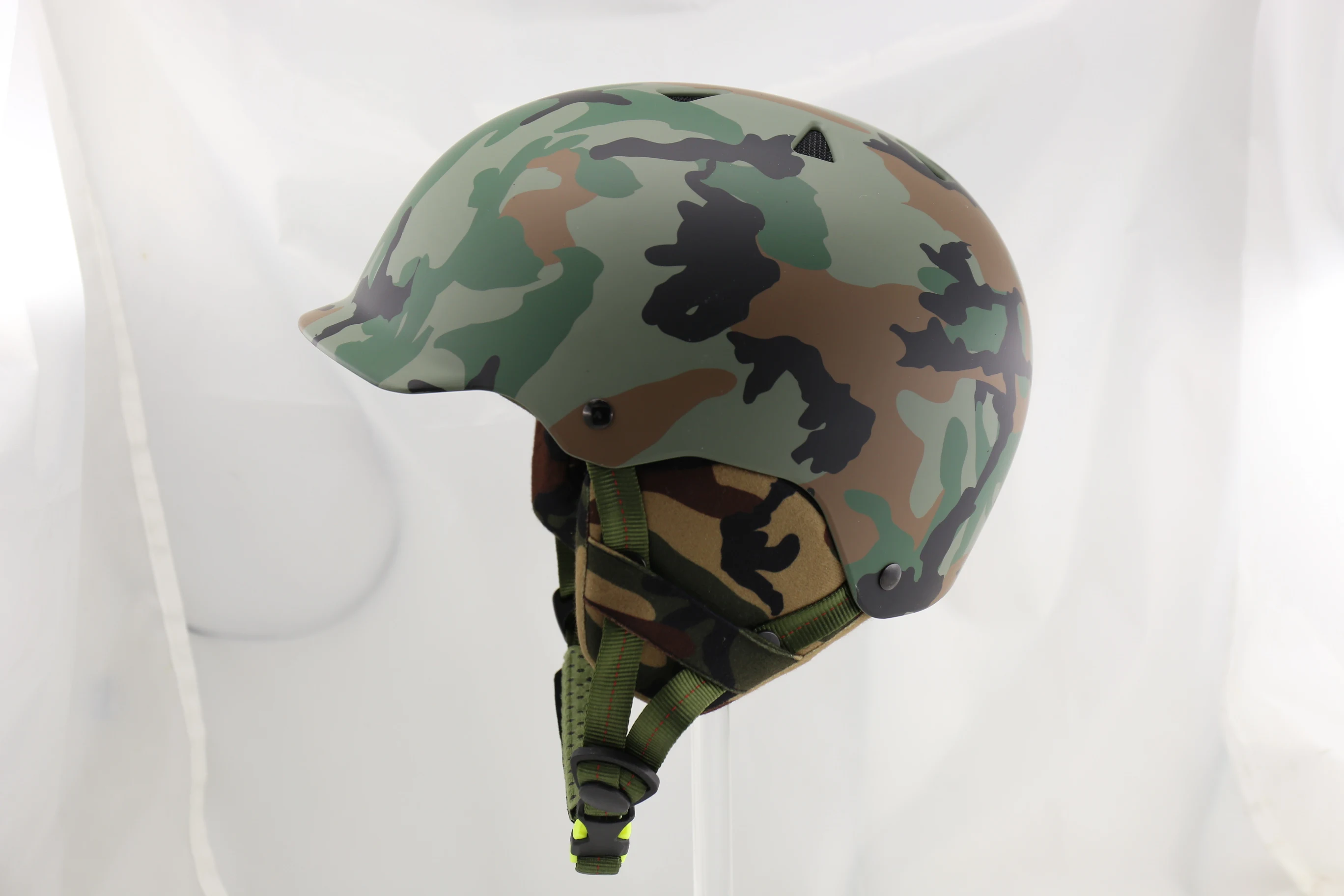 新设计贴花迷彩滑冰头盔