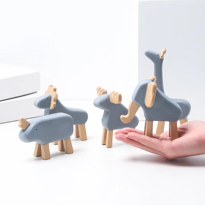 Toy Animal Resin Cartoon Animal Figurine Cute Modern Elk Statue For Wedding Cake Decoration Home Decor Fairy Garden Accessories