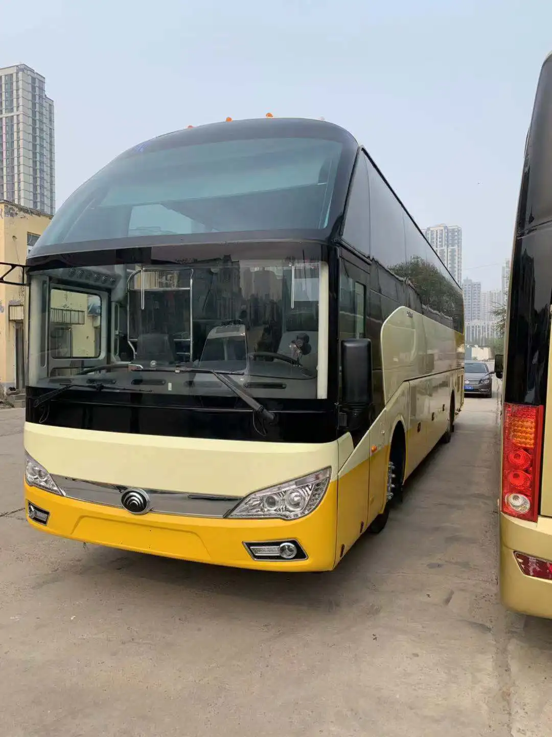 51- seat yutong zk6122 used coach bus 12m with good condition