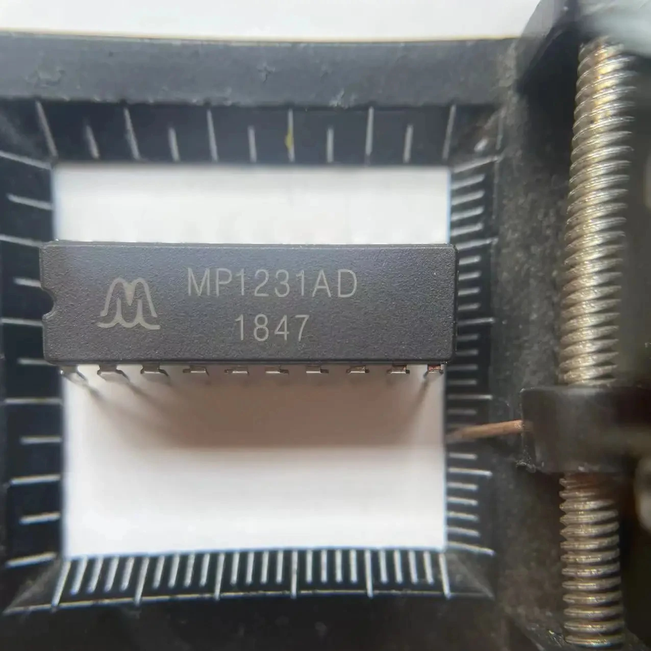 Mp1231ad Dip Cmos Microprocessor Compatible Double-buffered 12-bit ...