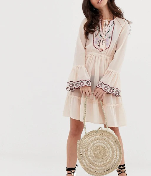 女人波西米亚风格刺绣前流苏蝴蝶袖迷你连衣裙