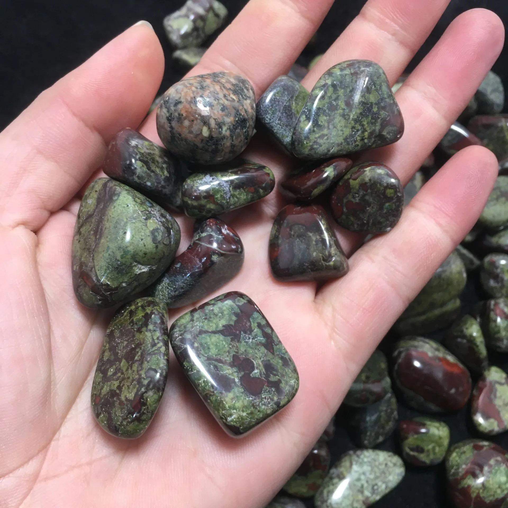 buy 水晶疗愈石,龙血暴跌石头,抛光龙血石自由形式 product on