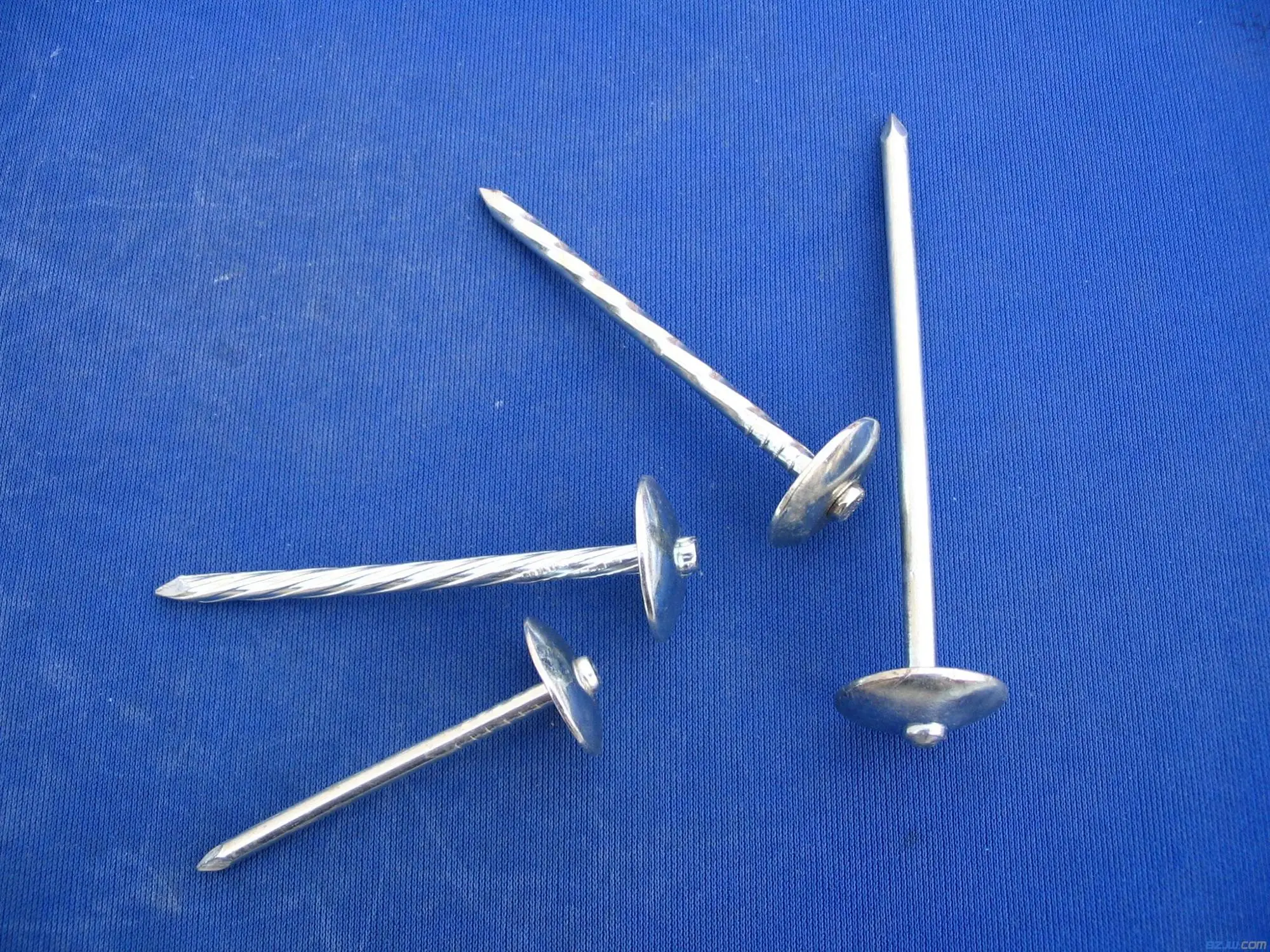 用于轻型结构的镀锌带刺屋顶钉