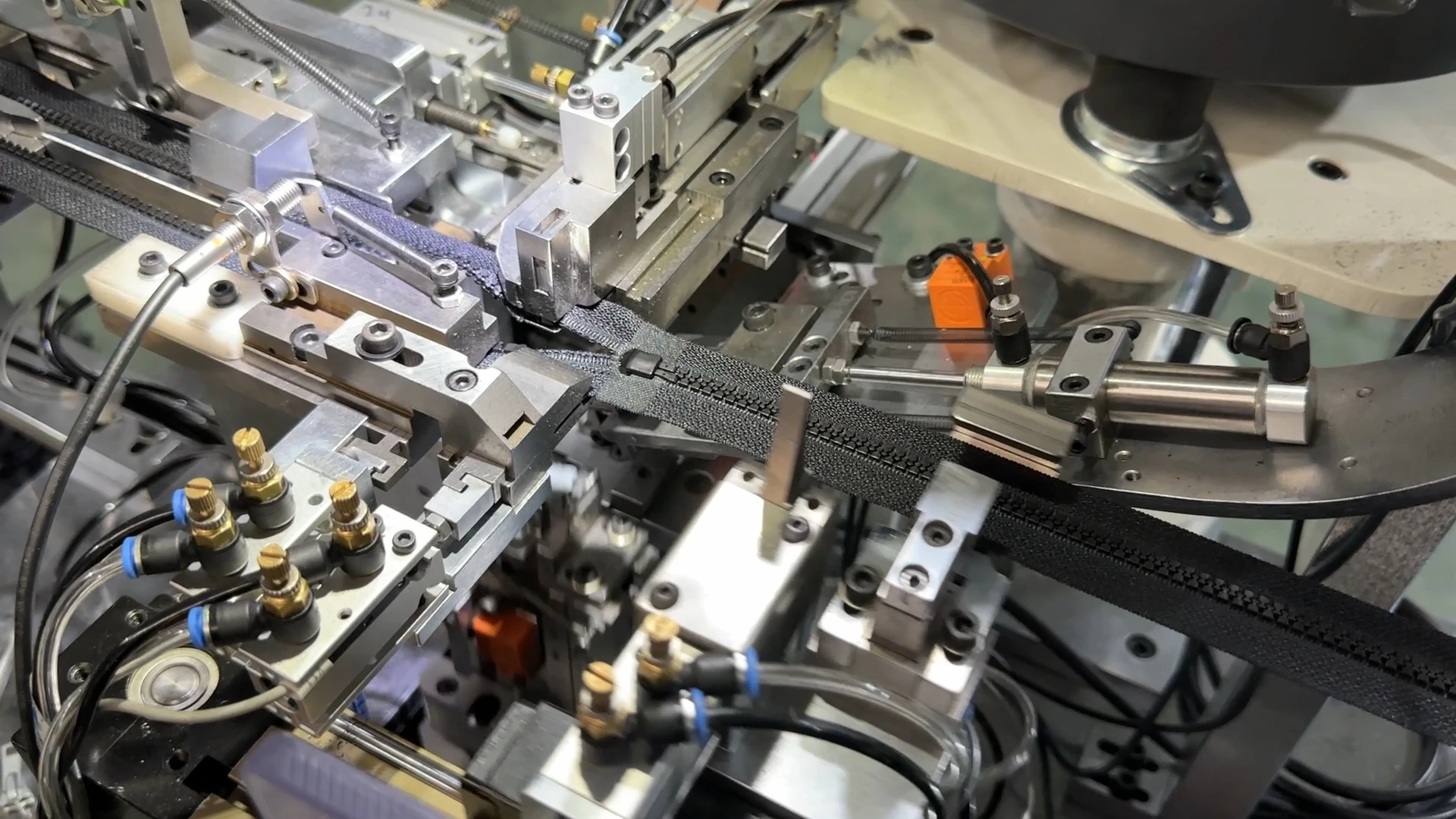 Auto Slider Mounting and Combine Machine - Reliable Performance