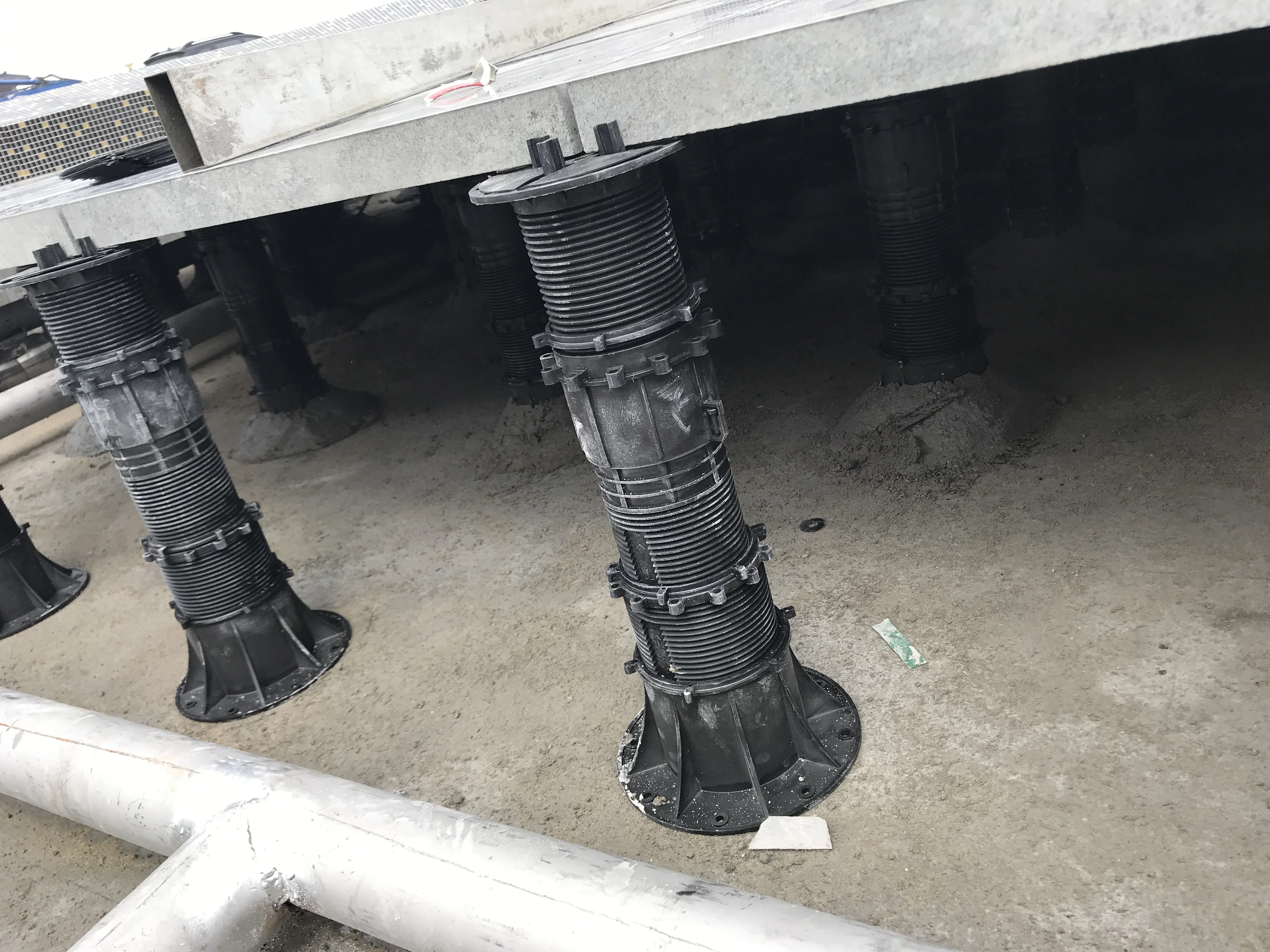 Adjustable Composite Wooden Decking Joist Support Pedestals For Marble Stone Tiles Rooftop